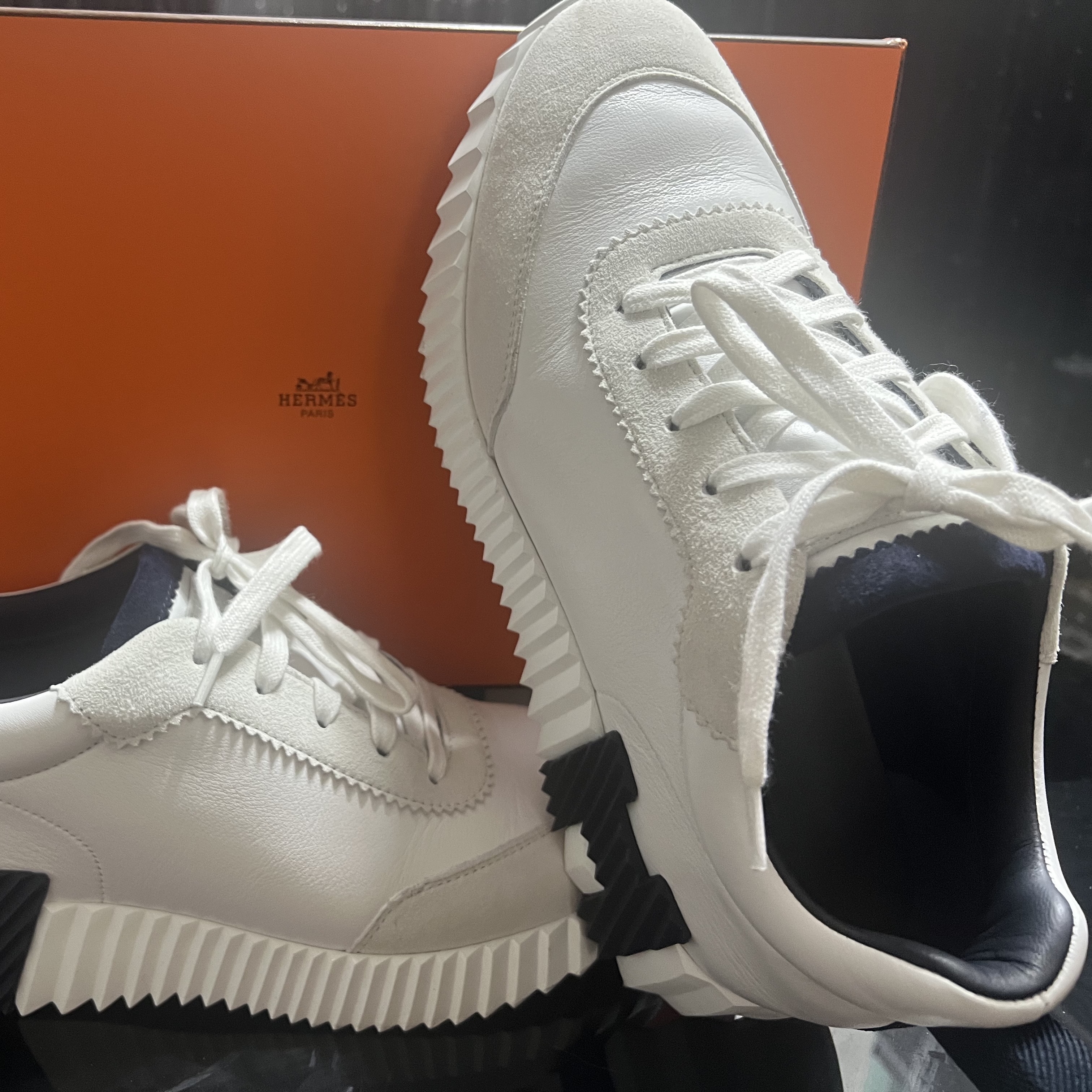 Hermes Bouncing Sneakers Calfskin Suede Goatskin & Blanc 착용 스타일
