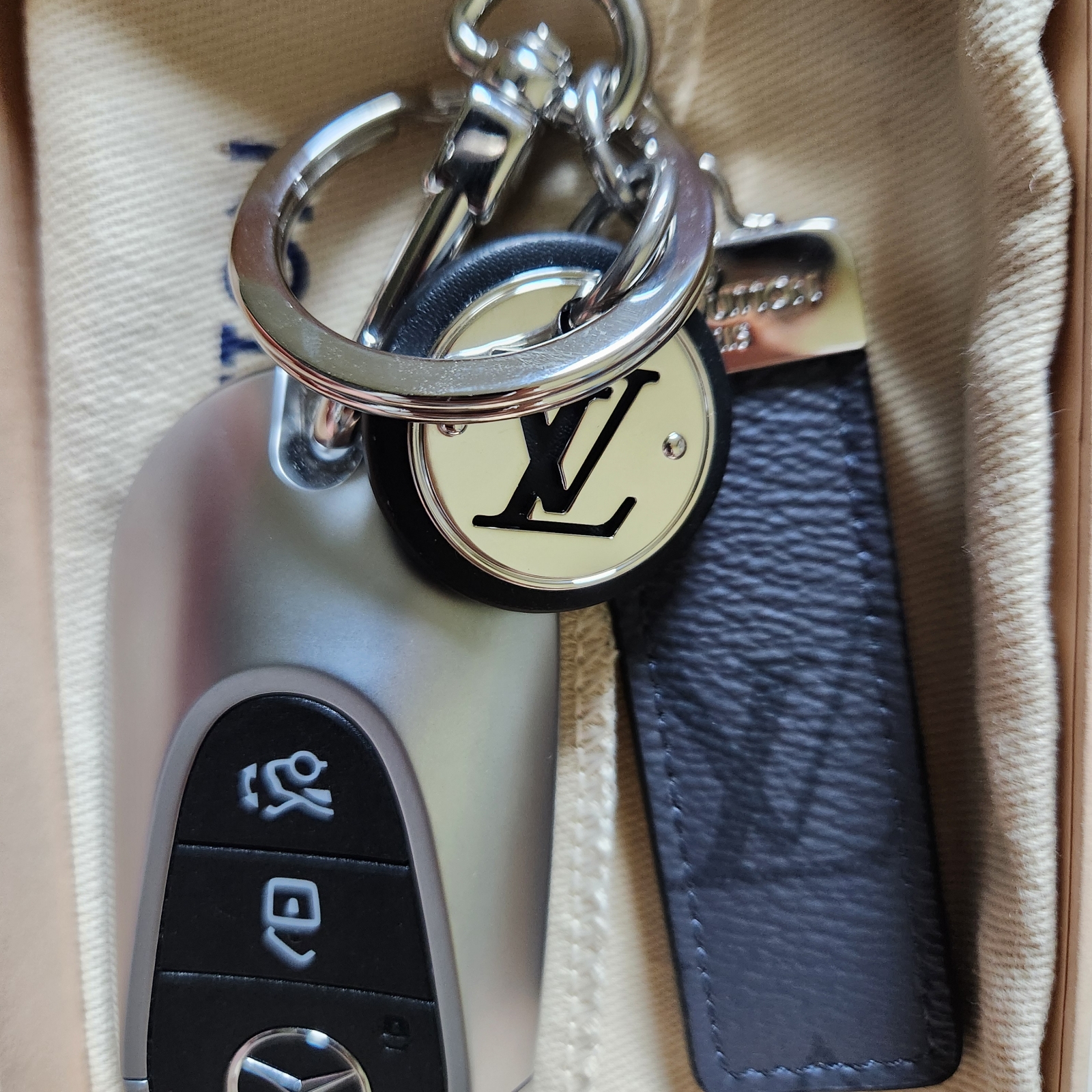 Louis Vuitton Neo LV Club Bag Charm and Key Holder Monogram Eclipse 착용 스타일