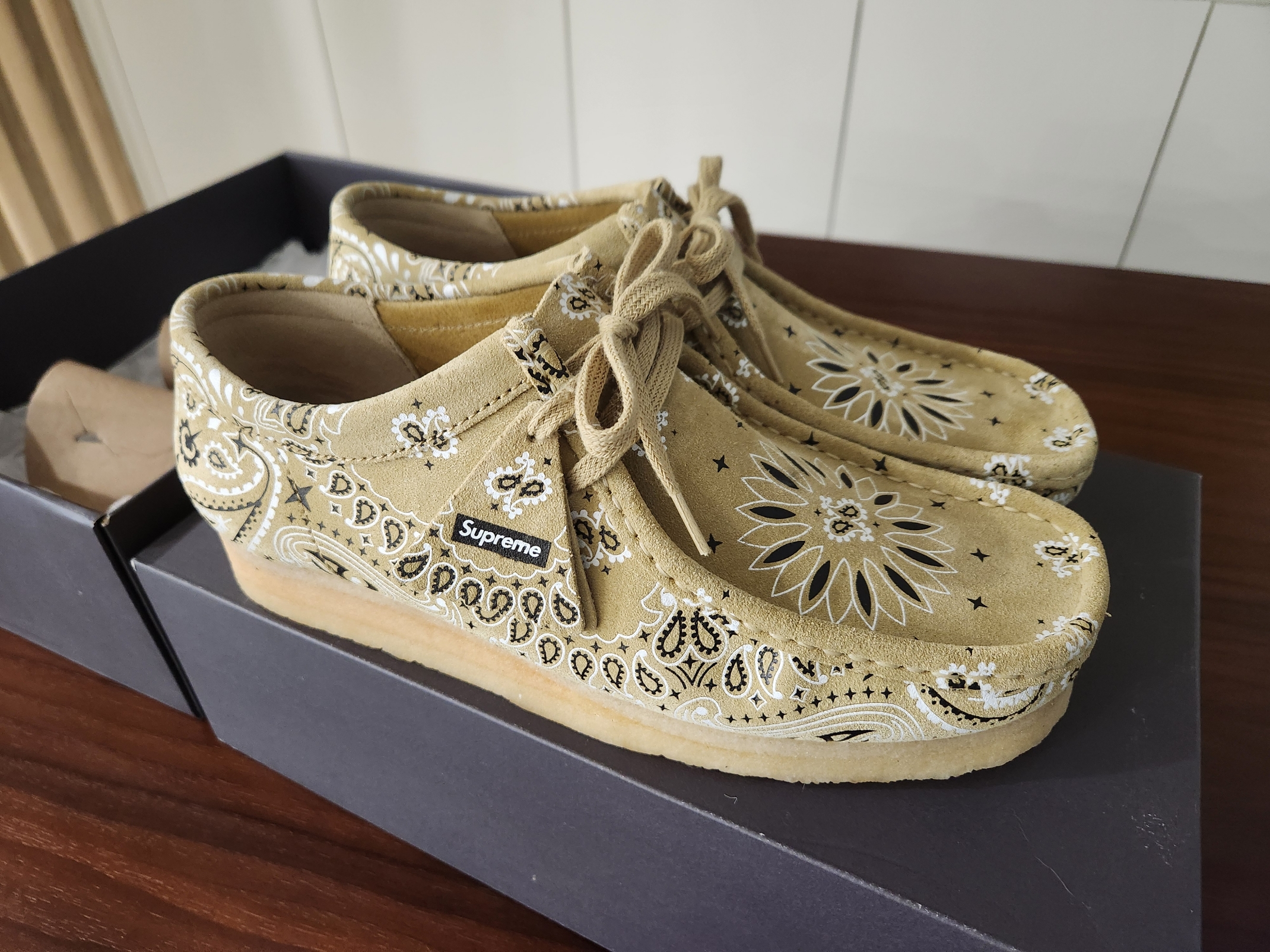Clarks x Supreme Wallabee Bandana Khaki 착용 스타일 - 1