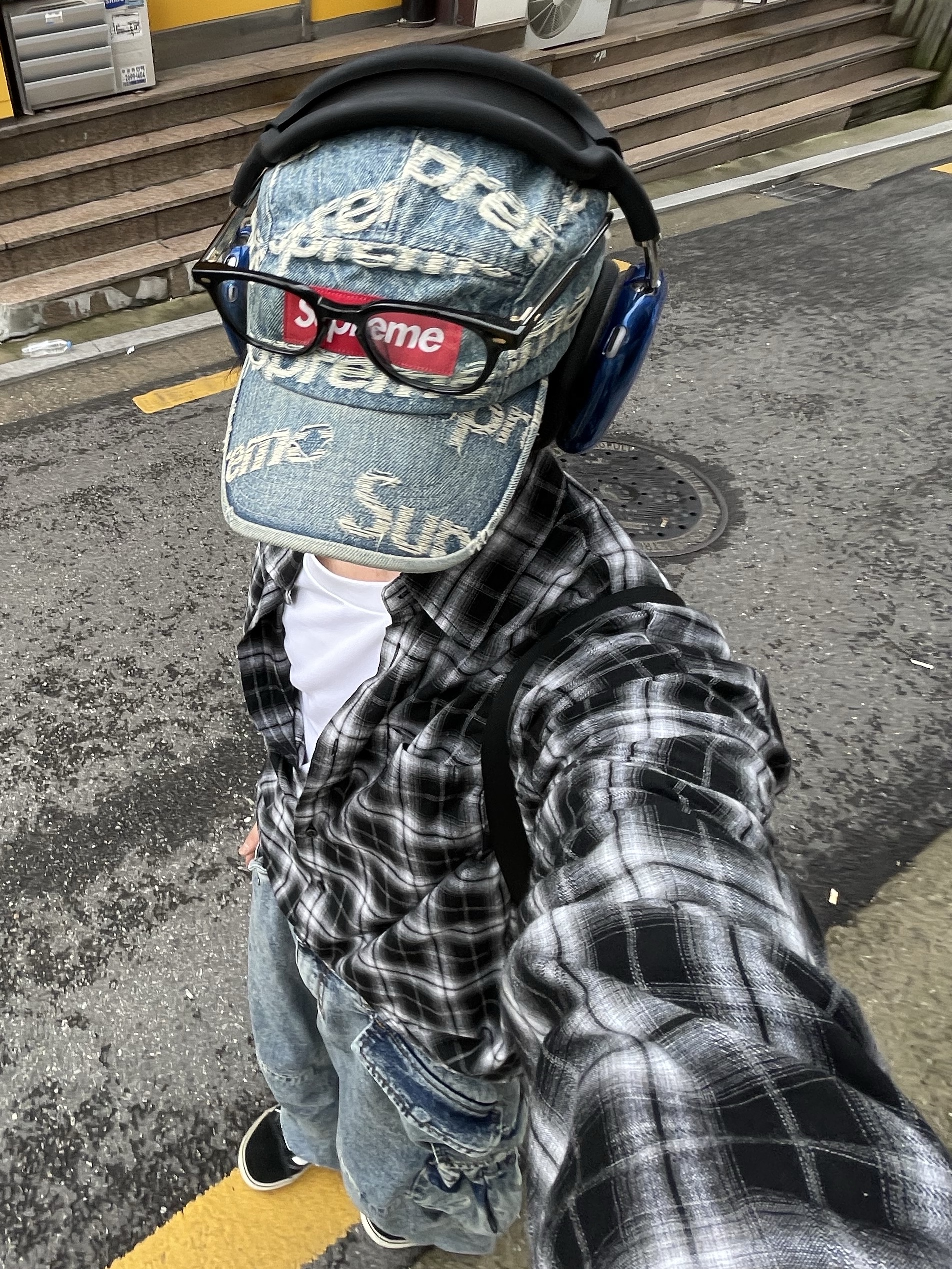 Supreme Mesh Small Backpack Black - 23SS, Supreme Frayed Logos Denim Camp Cap Blue - 21SS 착용 스타일 - 7