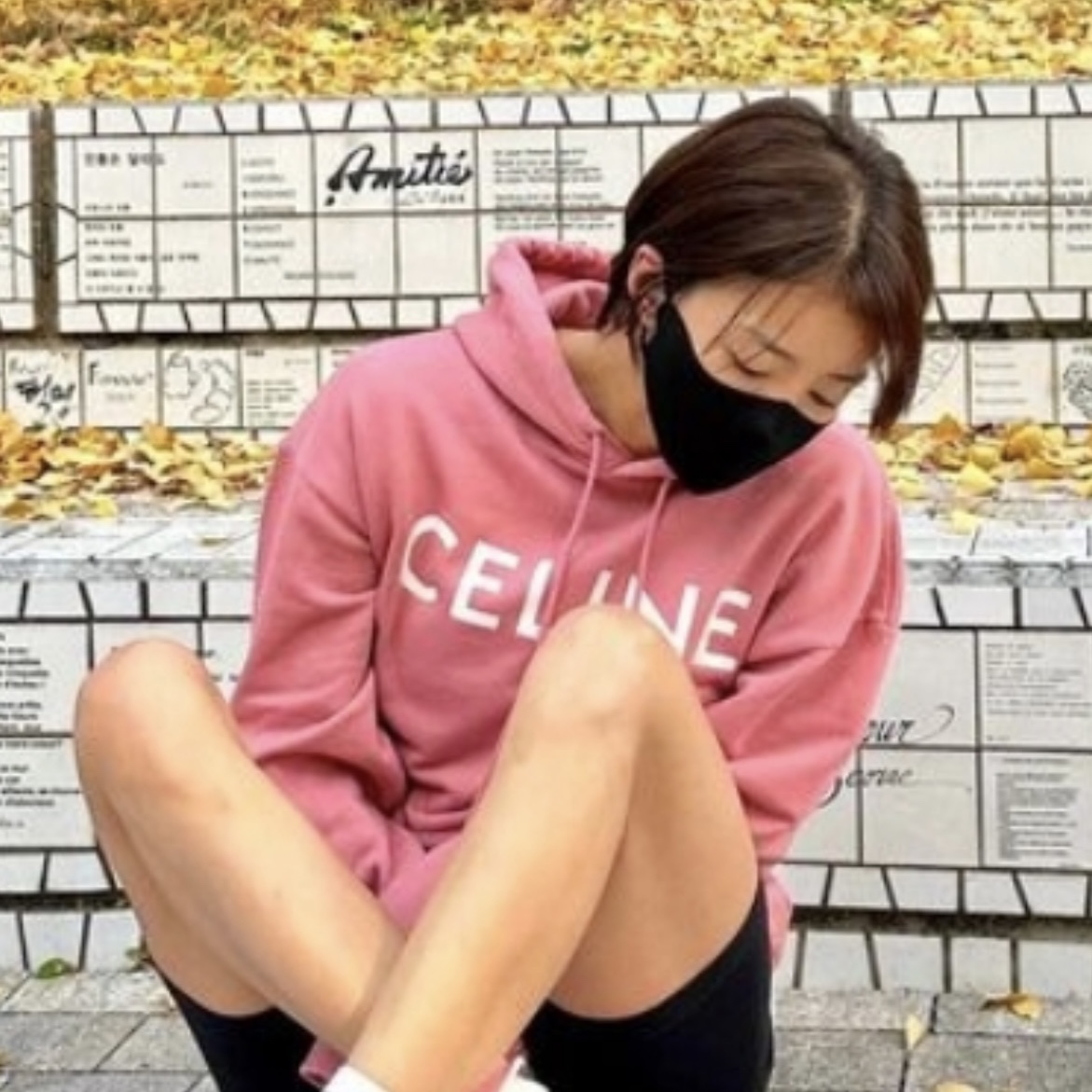 (W) Celine Logo Hoodie Sweatshirt Vintage Pink 착용 스타일