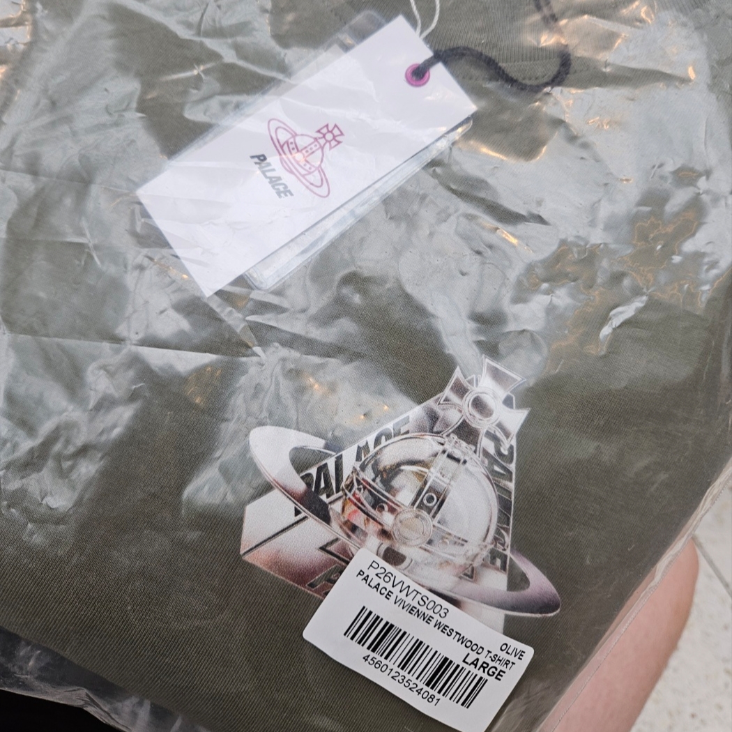 Palace x Vivienne Westwood T-Shirt Olive - 24FW 착용 스타일