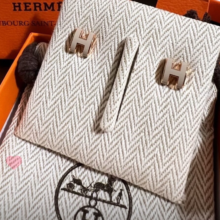 (W) Hermes Mini Pop H Earrings Rose Gold & Marron Glace 착용 스타일