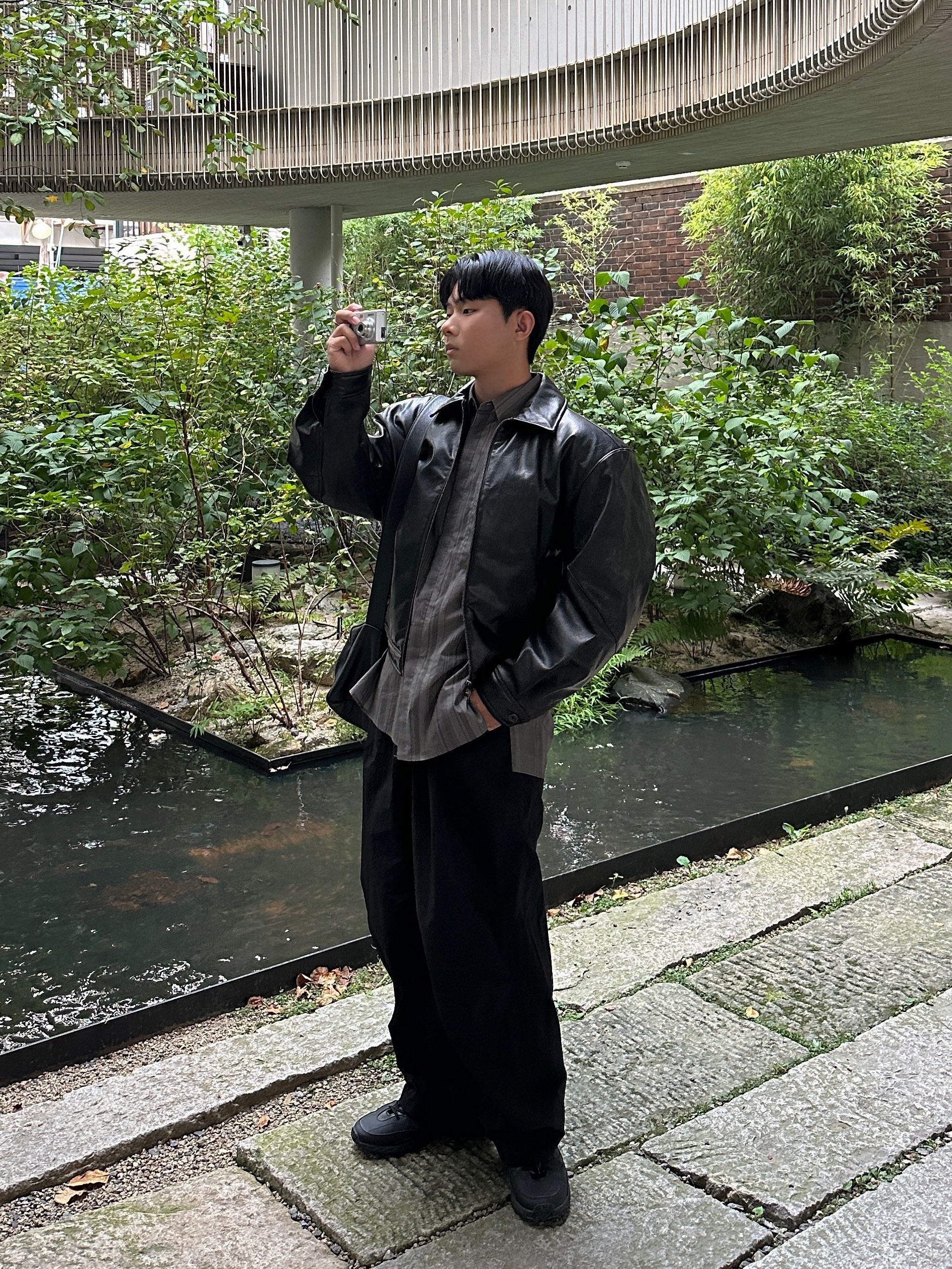 Amomento Vegan Leather Blouson Black - 24FW, Amomento Stripe Square Pocket Oversized Shirts Khaki - 24FW 착용 스타일 - 4