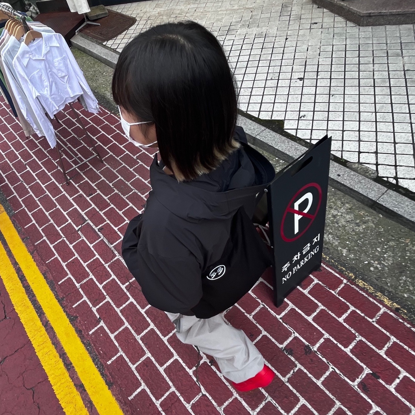 Dada x Worst Canvas Bag Black, Nike Air Force 1 '07 LV8 Low 1 Triple Red 착용 스타일