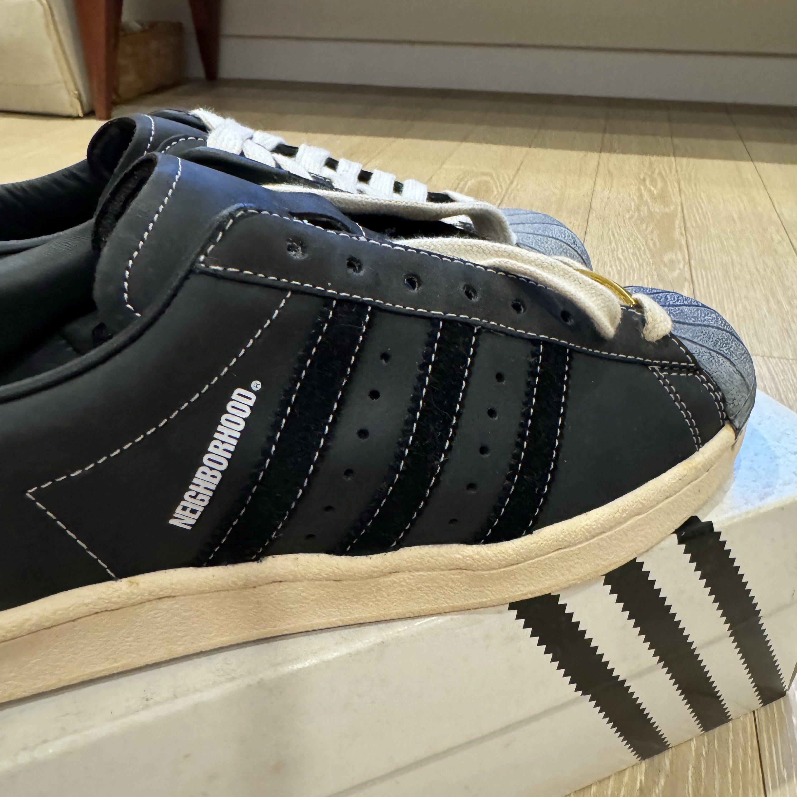 Adidas x Neighborhood Superstar N 2005 Core Black Cloud White 착용 스타일 - 3