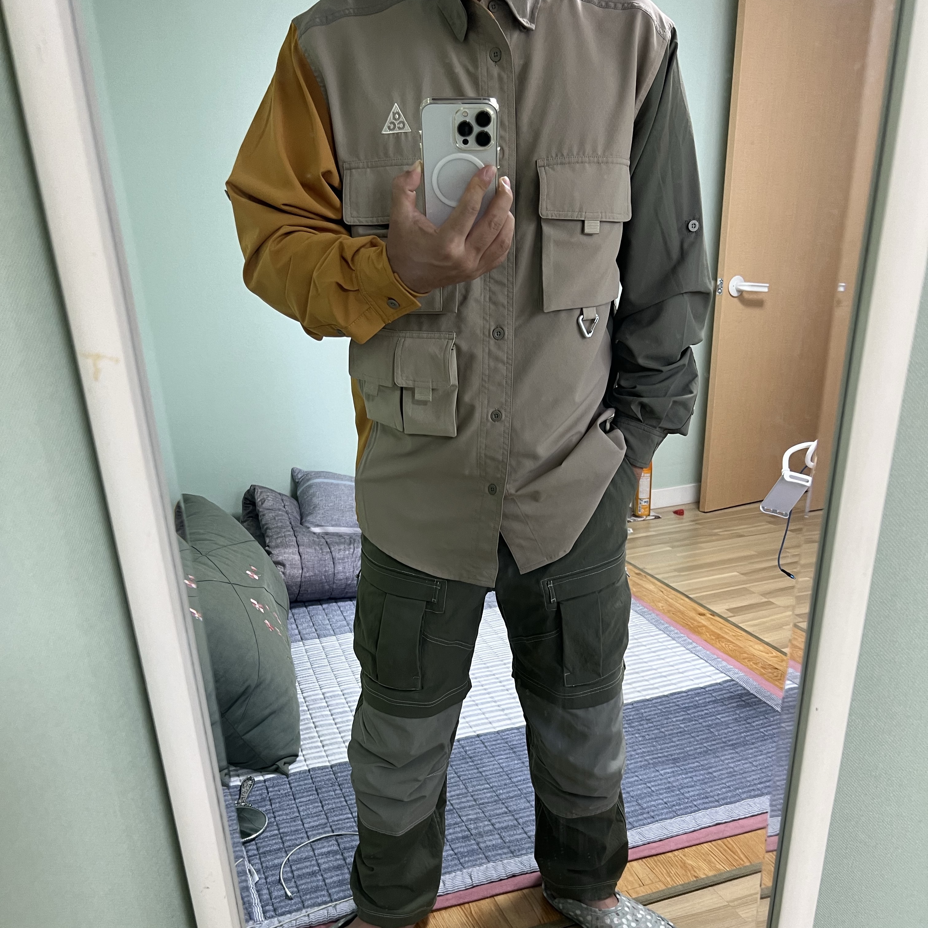 Nike ACG Smith Summit Cargo Pants Medium Olive - Asia, Nike ACG Dri-Fit UV Devastation Trail Shirt Khaki Olive Gold - Asia 착용 스타일 - 1