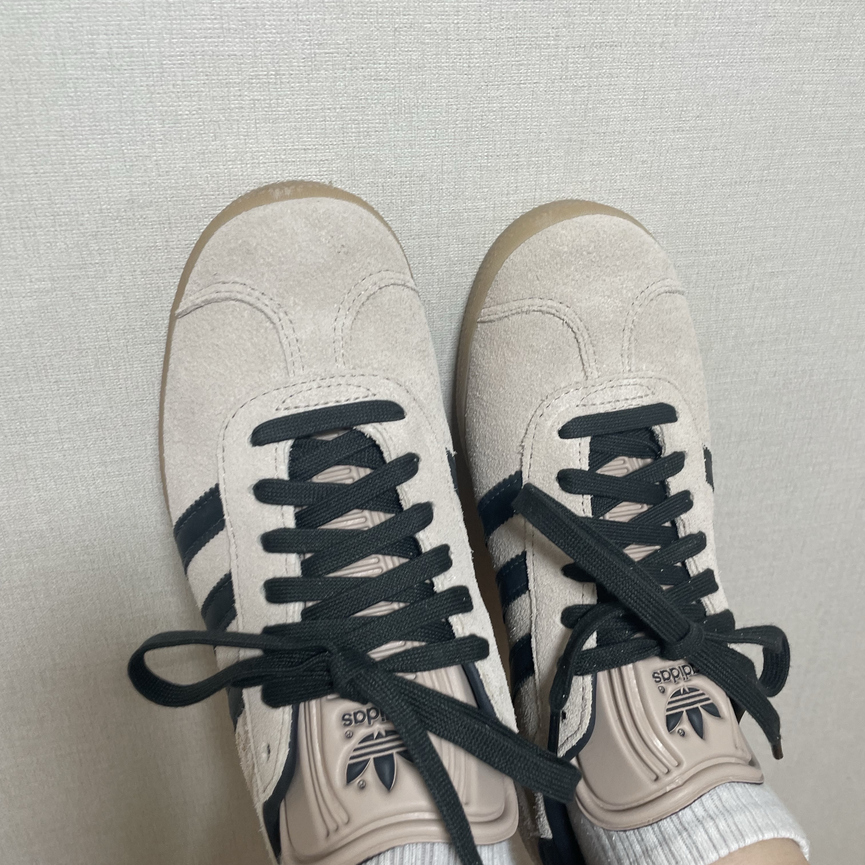 Adidas Gazelle Wonder Taupe Night Indigo 착용 스타일