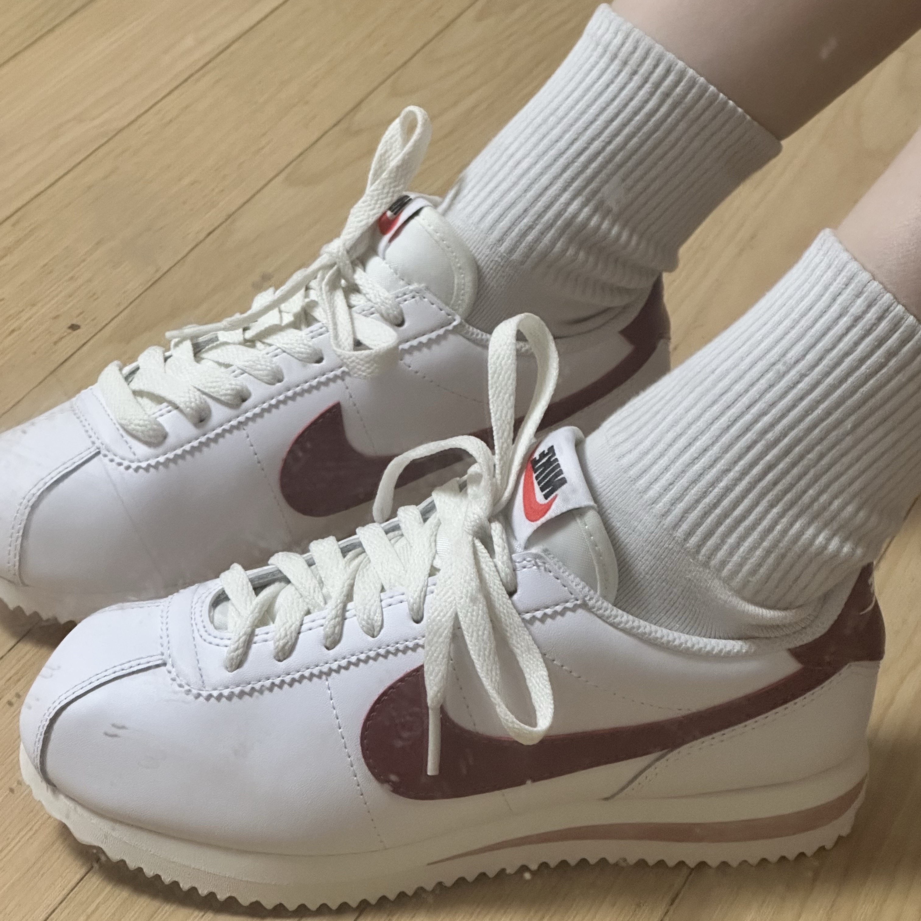 (W) Nike Cortez White Red Stardust 착용 스타일