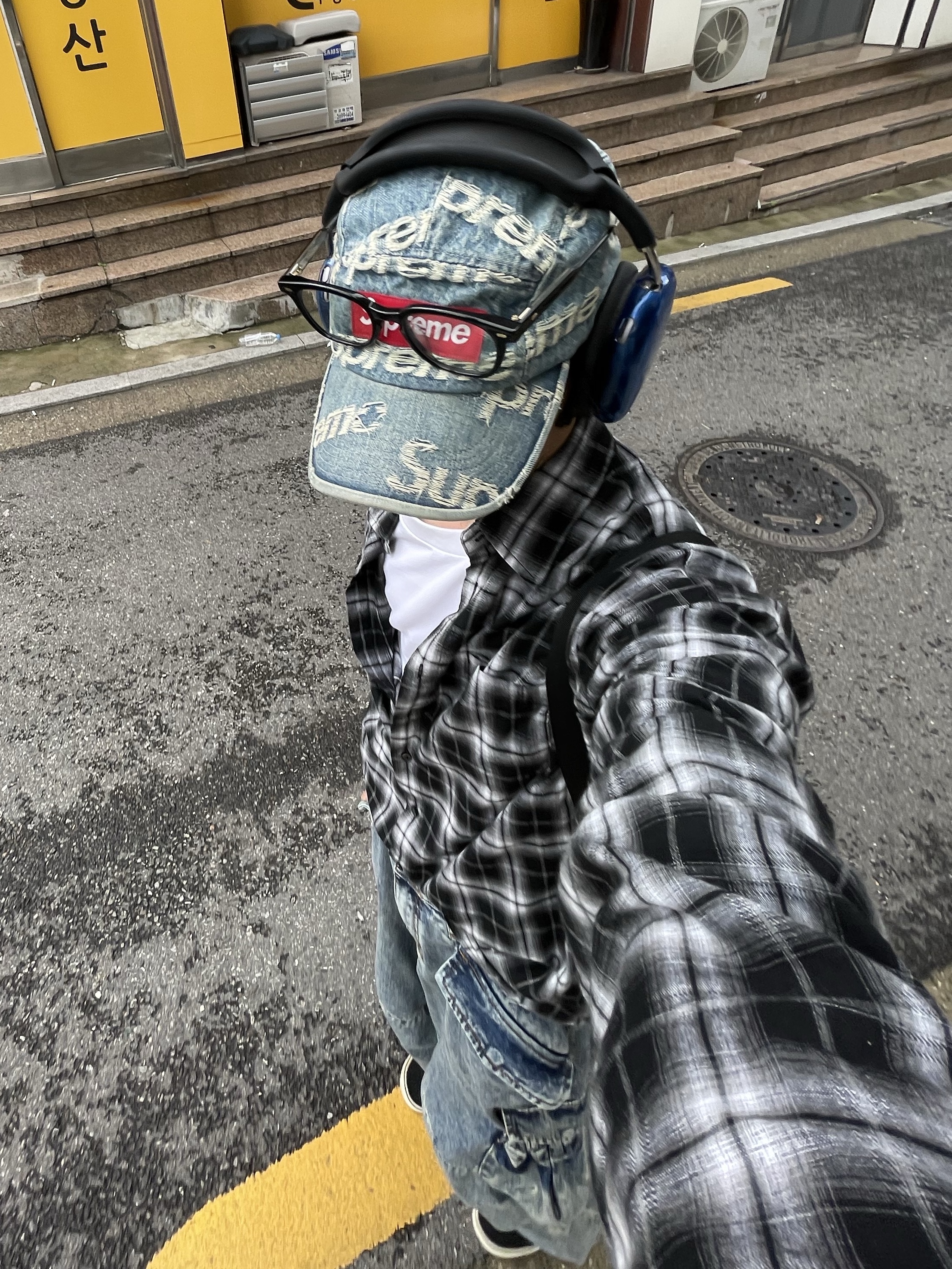 Supreme Mesh Small Backpack Black - 23SS, Supreme Frayed Logos Denim Camp Cap Blue - 21SS 착용 스타일 - 8