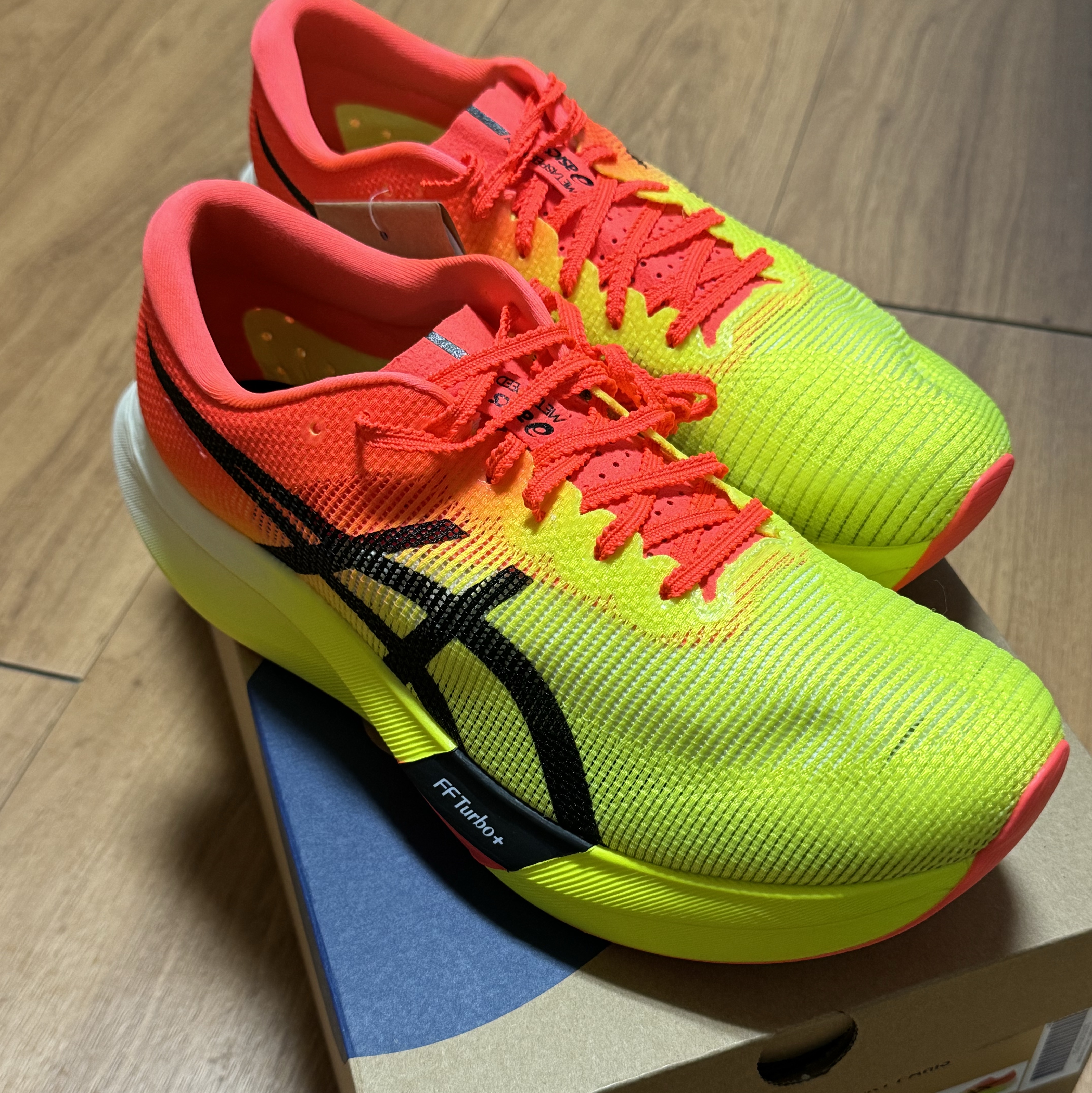 Asics Metaspeed Sky Paris Safety Yellow Black 착용 스타일