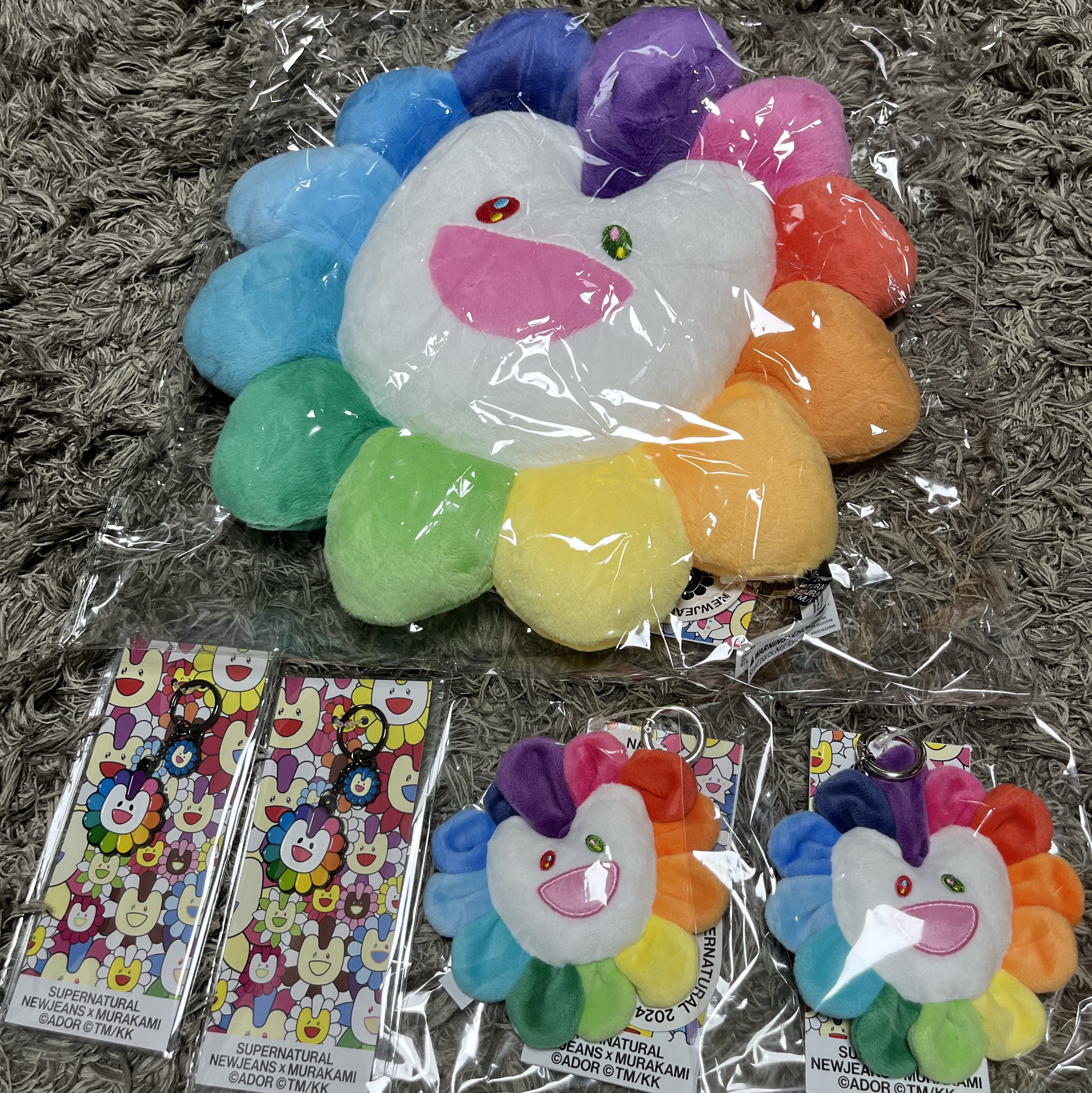 NewJeans x Murakami Plush Keyring Flower, NewJeans x Murakami Cushion 30cm 착용 스타일