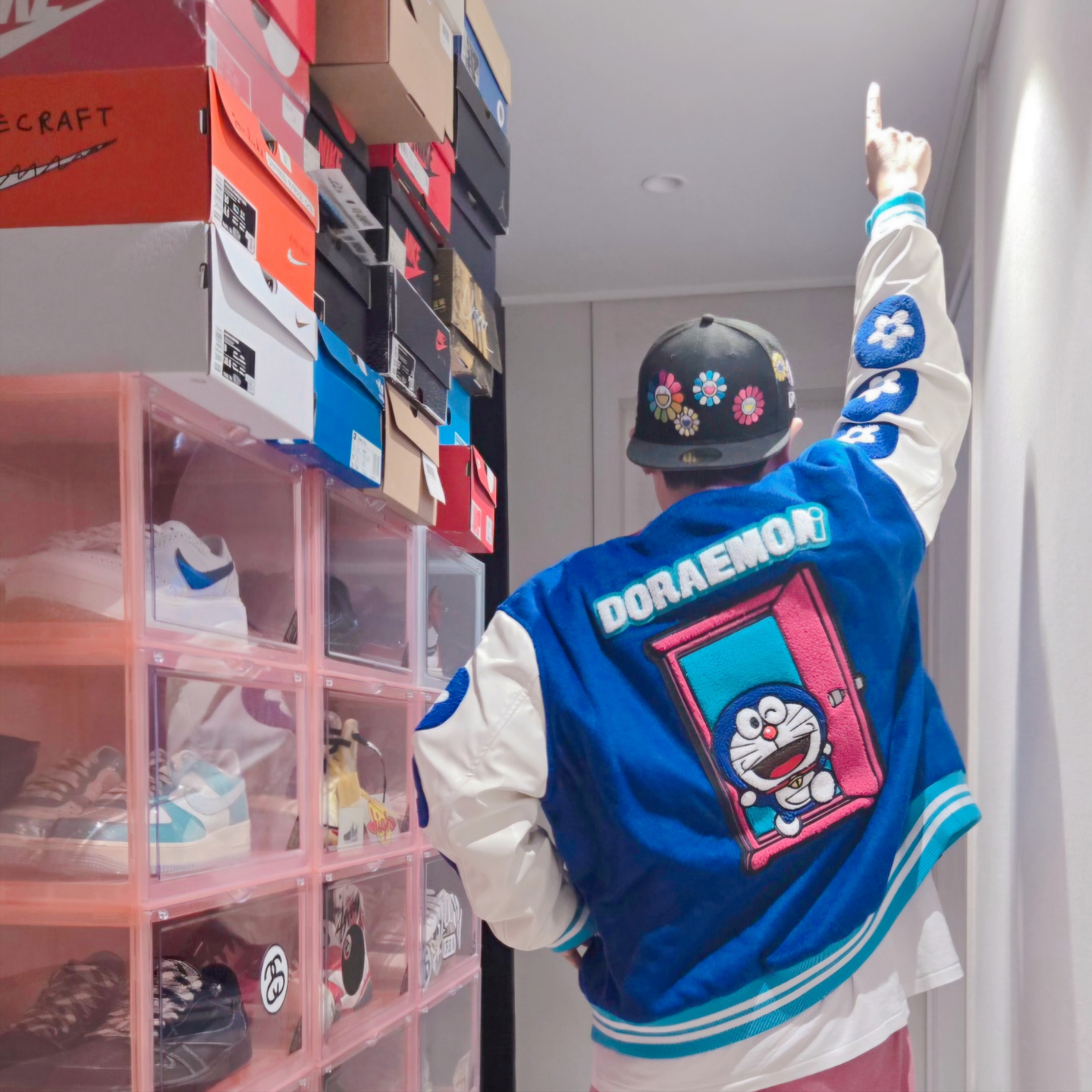 Vandy The Pink x Doraemon Varsity Jacket, New Era x Murakami Takashi Ohana All Over Sized Cap Black 착용 스타일 - 1