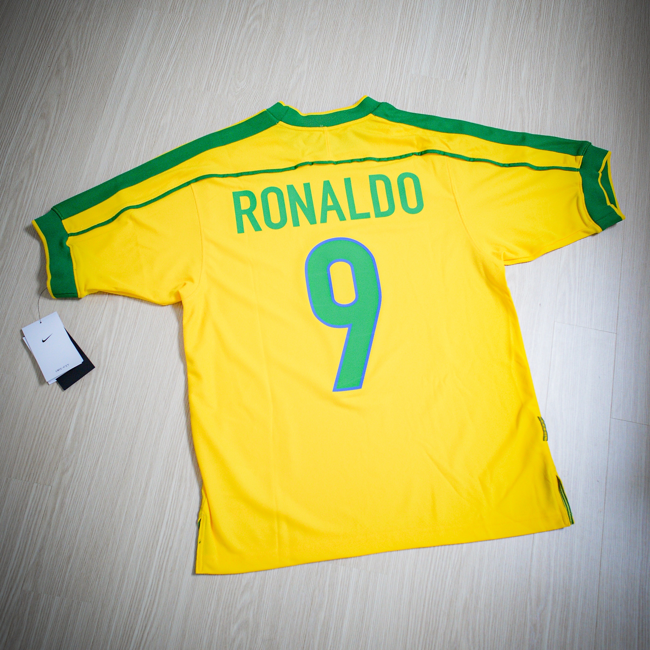 Nike Brazil 1998 Reissue Soccer Replica Jersey Varsity Maize Ronaldo (Marking Ver.) 착용 스타일 - 2