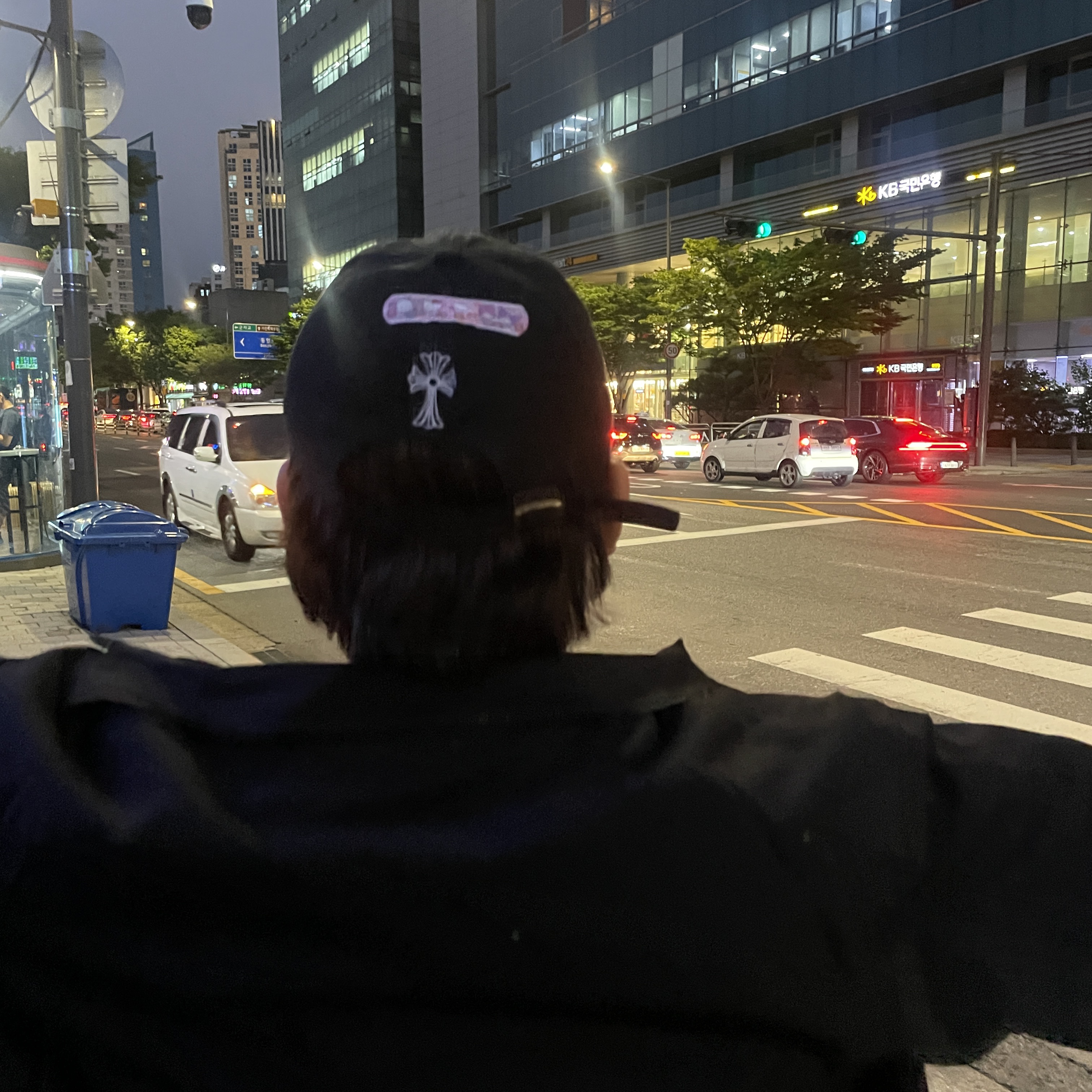 Chrome Hearts CH Hollywood Trucker Hat Black, Louis Vuitton LV Trainer Sneakers Monogram Denim Black 착용 스타일 - 2
