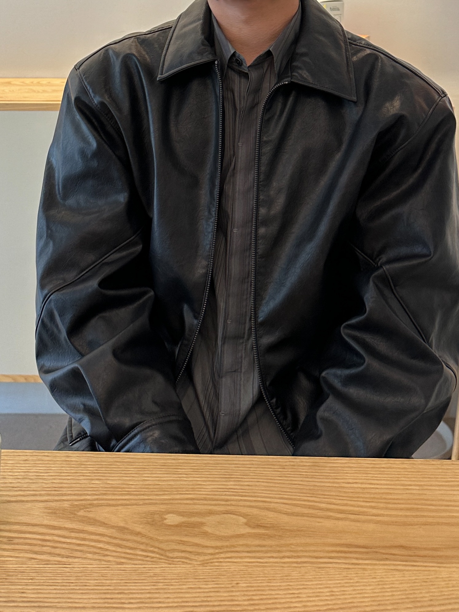 Amomento Vegan Leather Blouson Black - 24FW, Amomento Stripe Square Pocket Oversized Shirts Khaki - 24FW 착용 스타일 - 2