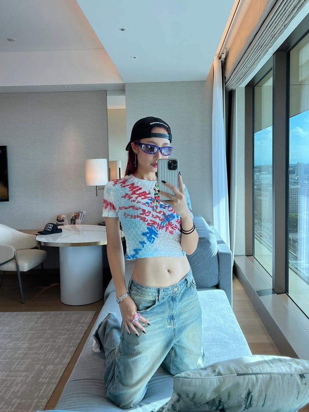 [KREAM 단독] ADSB Andersson Bell Essential Women Jenny Sprayed Lettering T-Shirt White 착용 스타일 - 1
