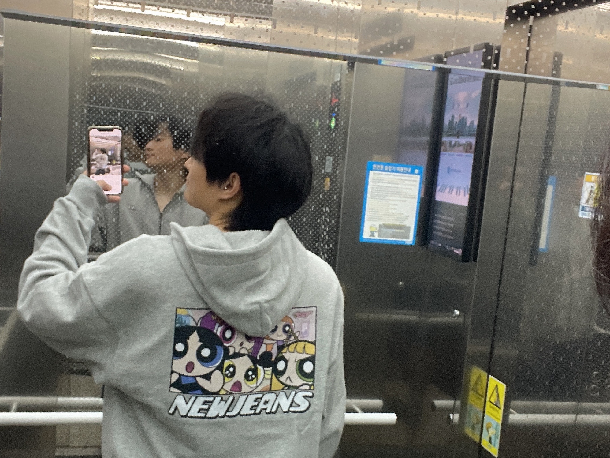 Newjeans x The Powerpuff Girls Full-Zip Hooded Sweatshirt Grey 착용 스타일