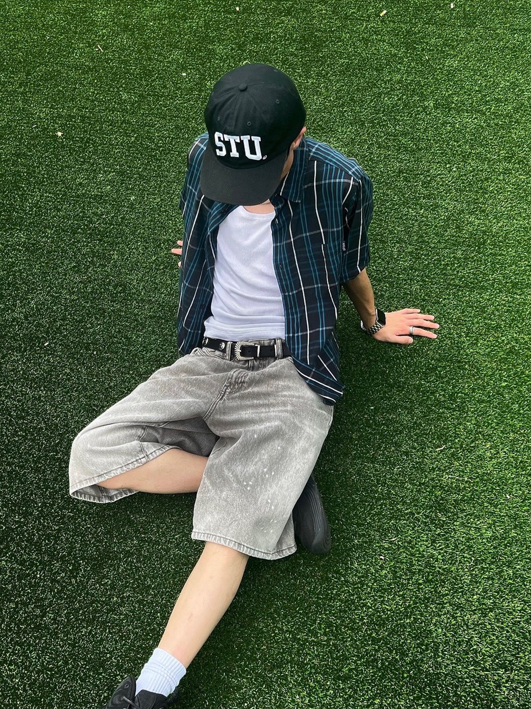 Stussy Stu Arch Strapback Cap Black, Stussy Mid-Depth Stu Arch Strapback Cap True Black 착용 스타일 - 4