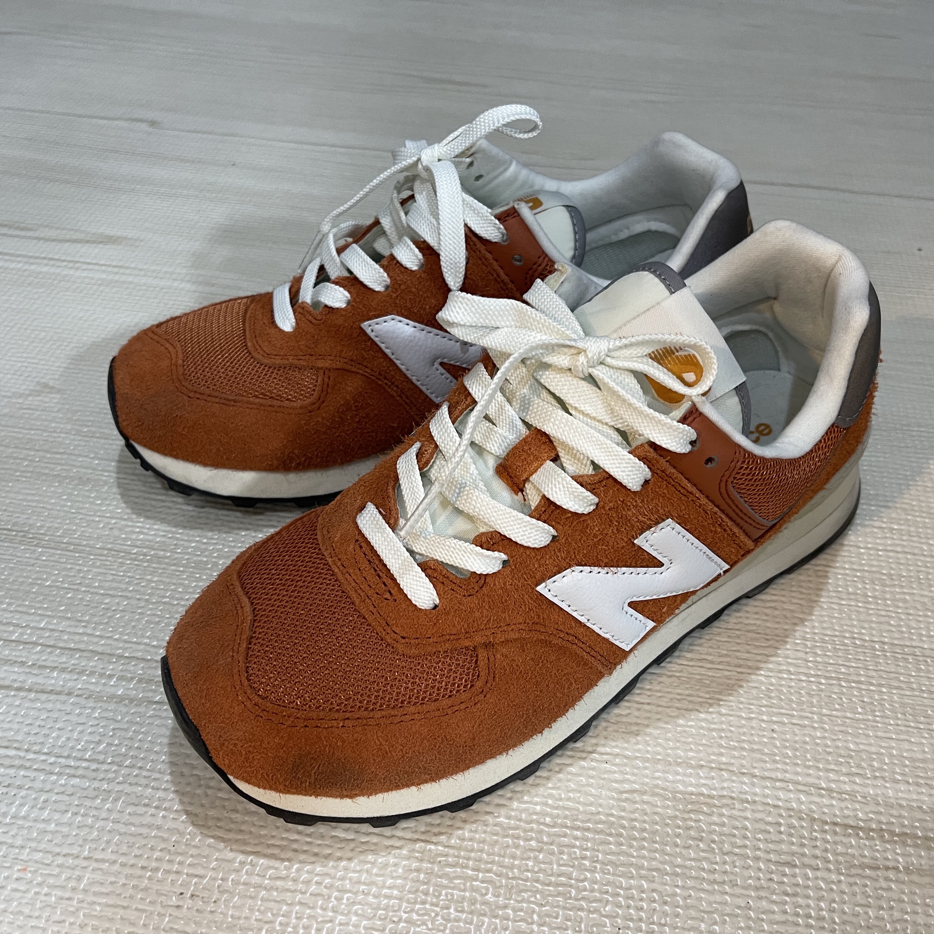 New Balance 574 Heritage Orange Burst White 착용 스타일