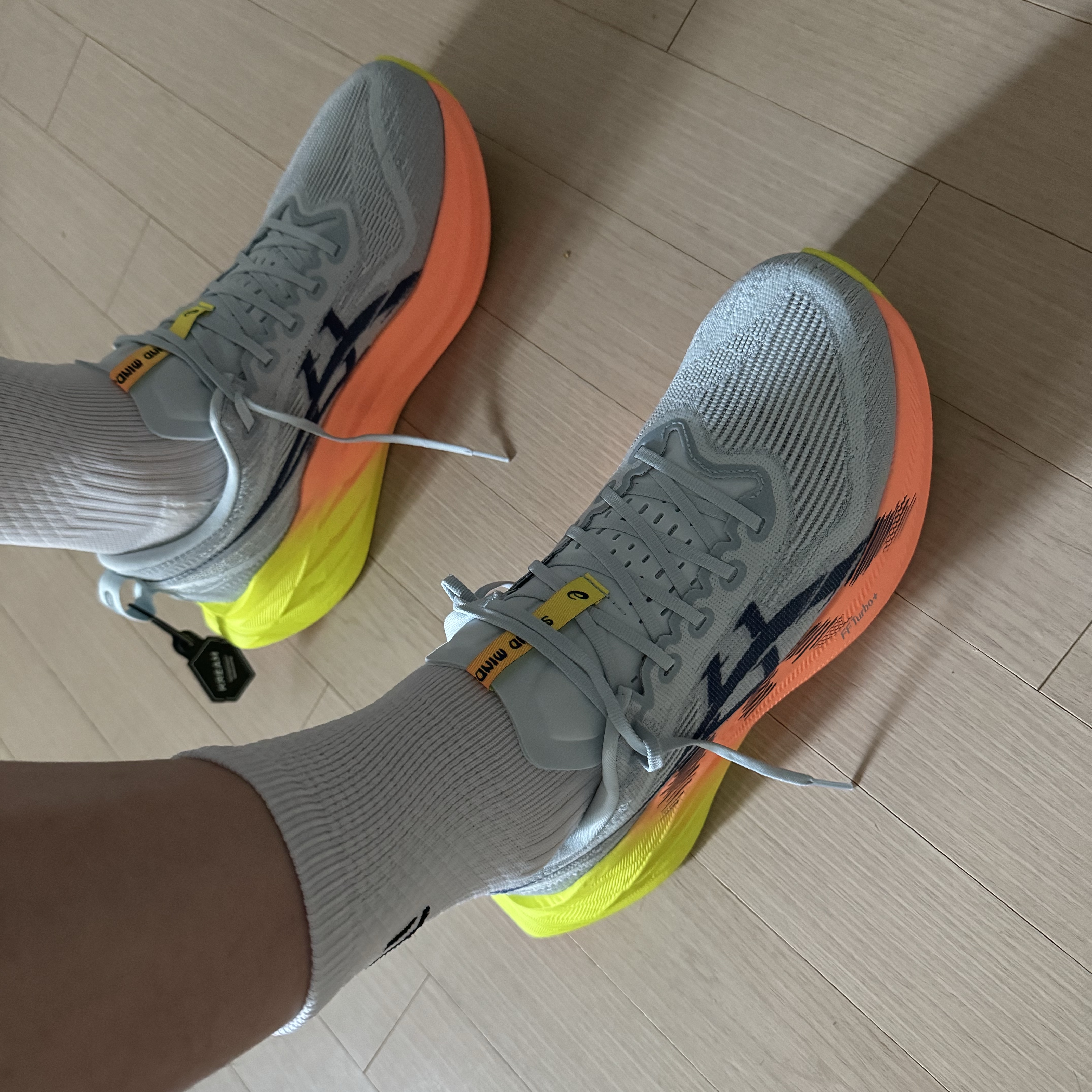Asics Superblast 2 Paris Cool Grey Safety Yellow 착용 스타일