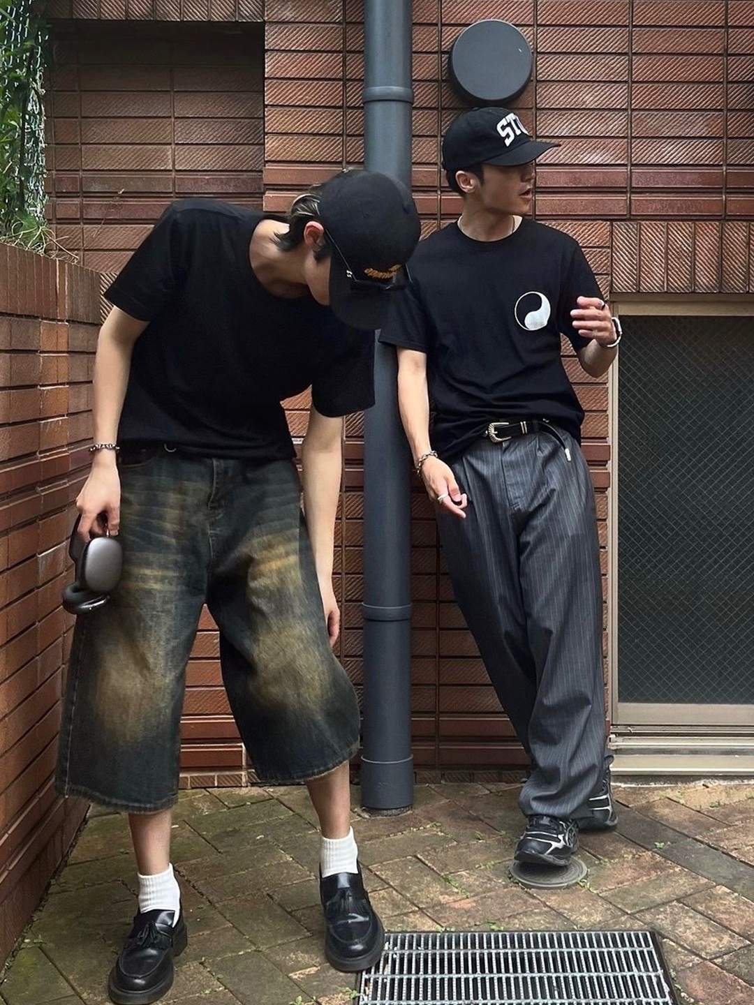 Stussy Stu Arch Strapback Cap Black, Stussy Mid-Depth Stu Arch Strapback Cap True Black 착용 스타일 - 2