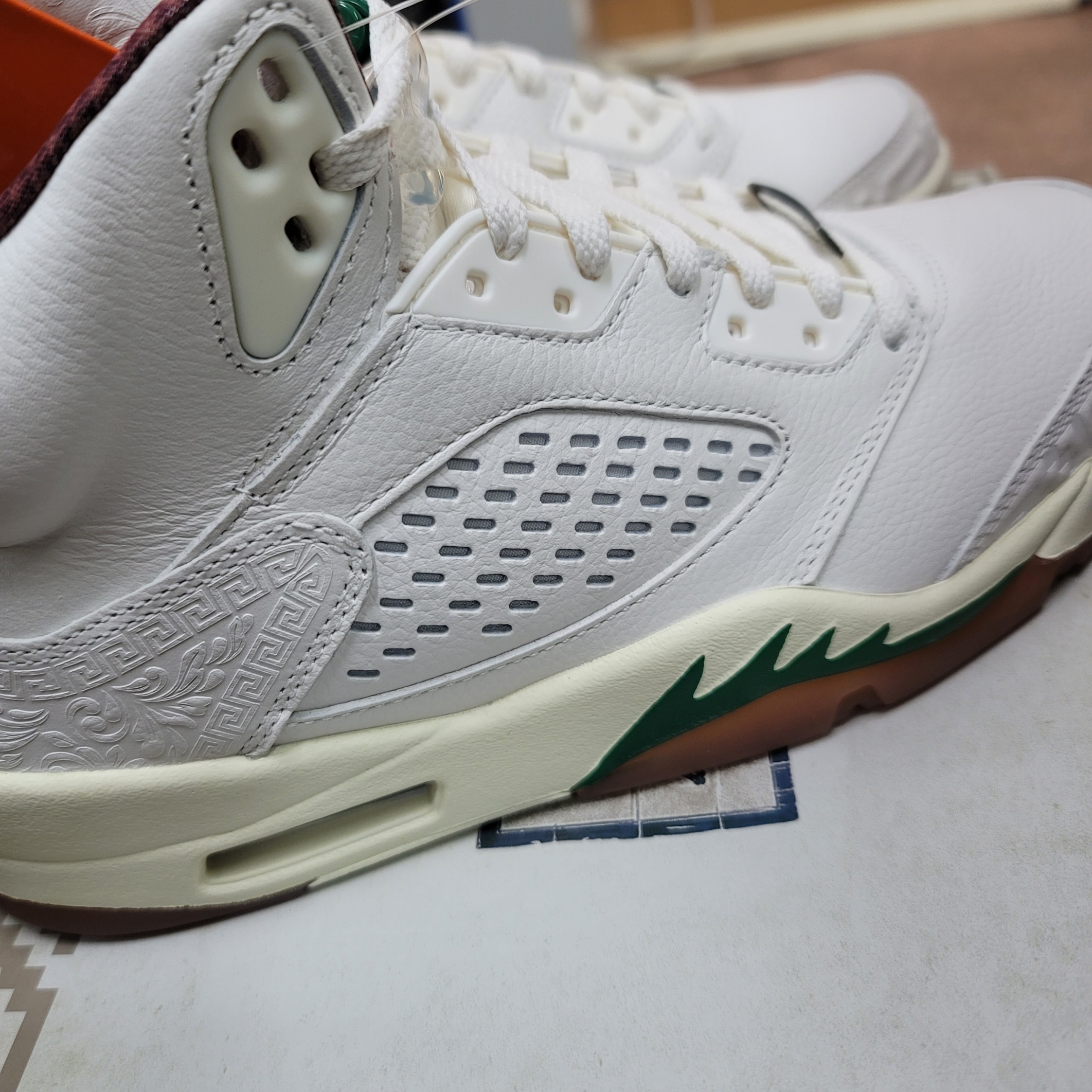 Jordan 5 Retro El Grito Sail and Dark Pony 착용 스타일 - 1