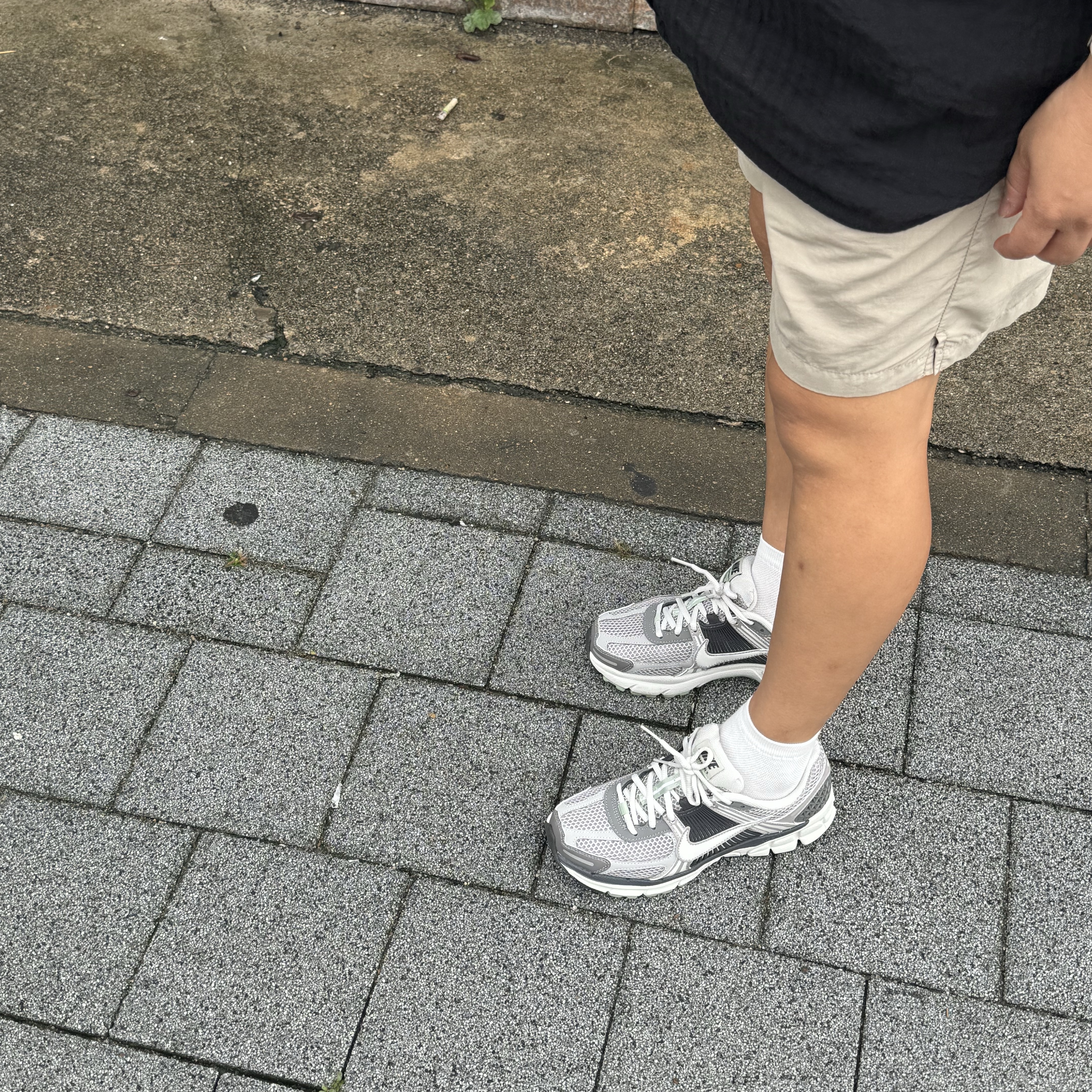 (W) Nike Zoom Vomero 5 Cobblestone and Flat Pewter 착용 스타일