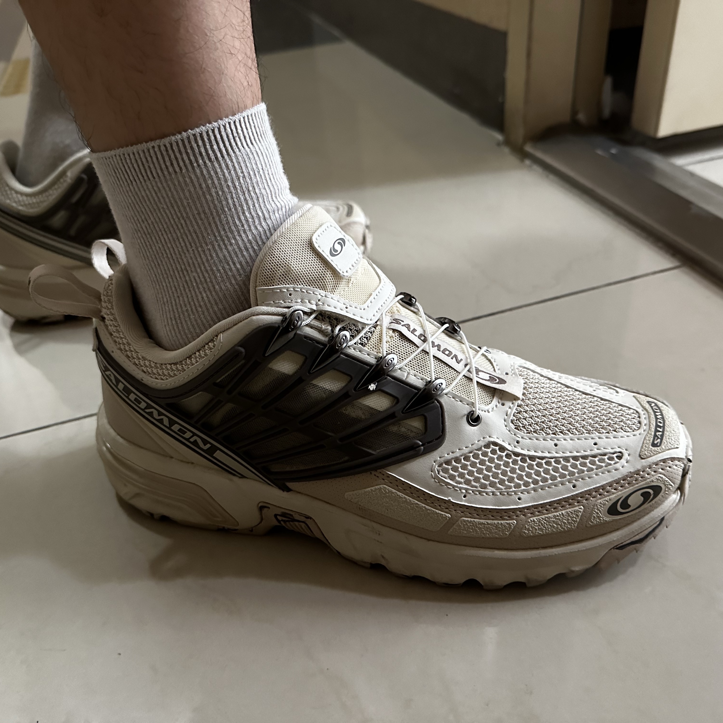 Salomon ACS Pro Desert Almond Milk 착용 스타일