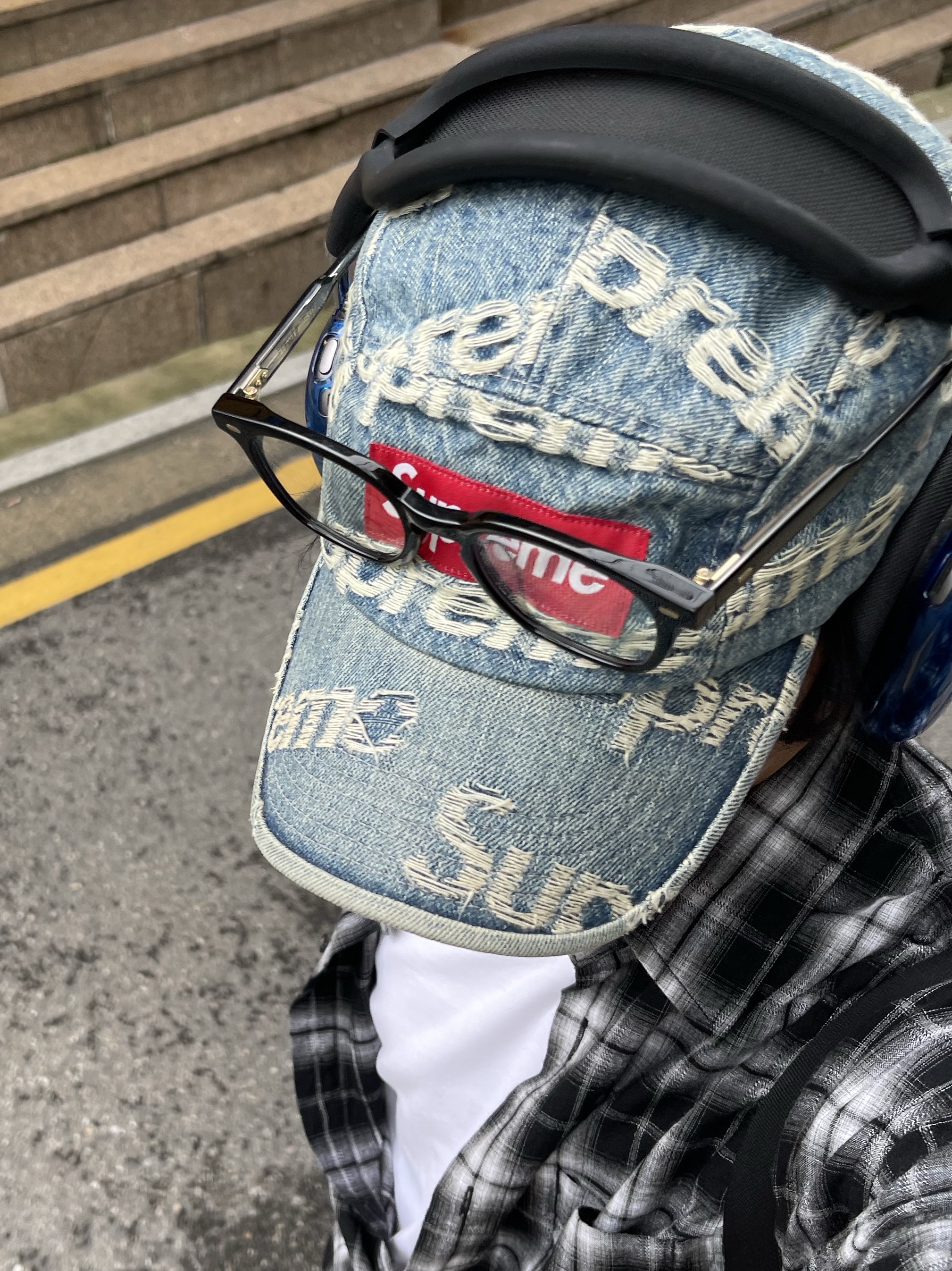 Supreme Mesh Small Backpack Black - 23SS, Supreme Frayed Logos Denim Camp Cap Blue - 21SS 착용 스타일 - 5