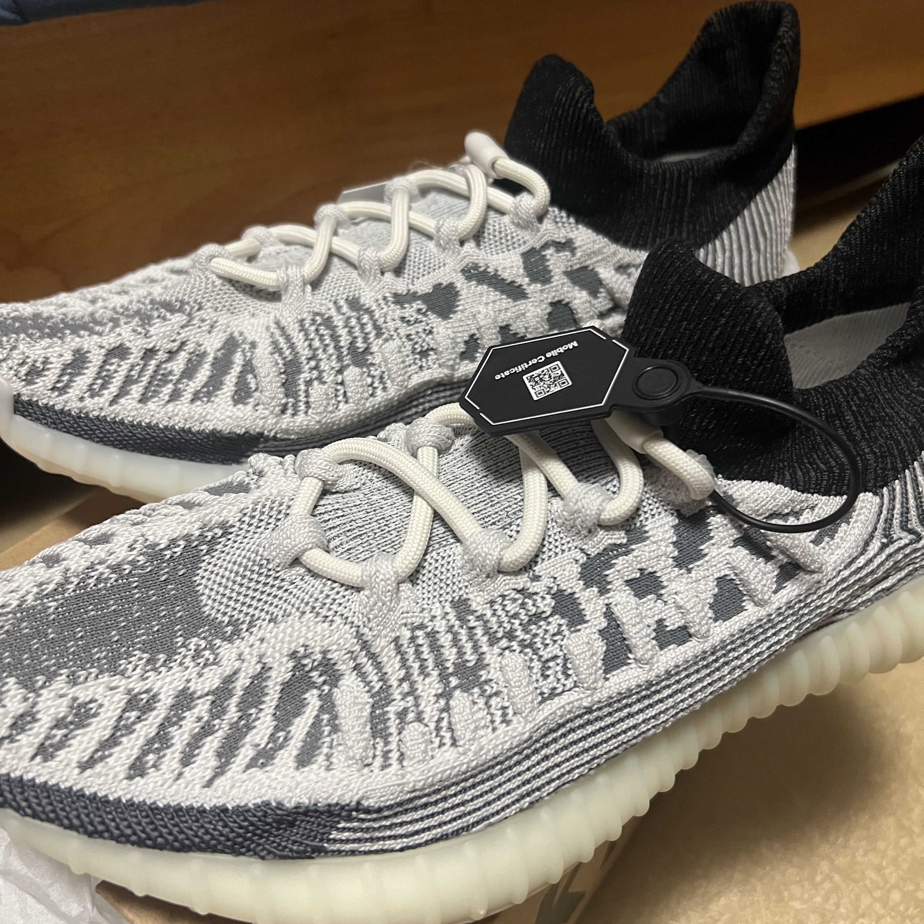Adidas Yeezy 350 V2 CMPCT Slate White 착용 스타일