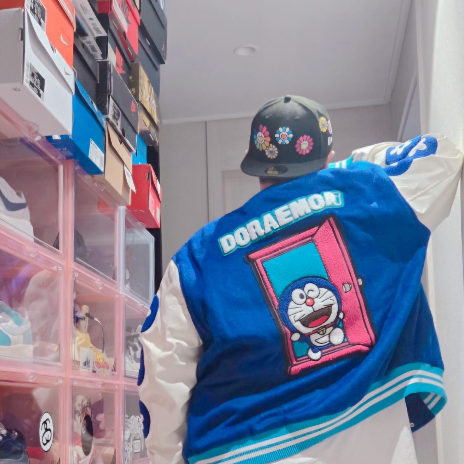 Vandy The Pink x Doraemon Varsity Jacket, New Era x Murakami Takashi Ohana All Over Sized Cap Black 착용 스타일 - 2