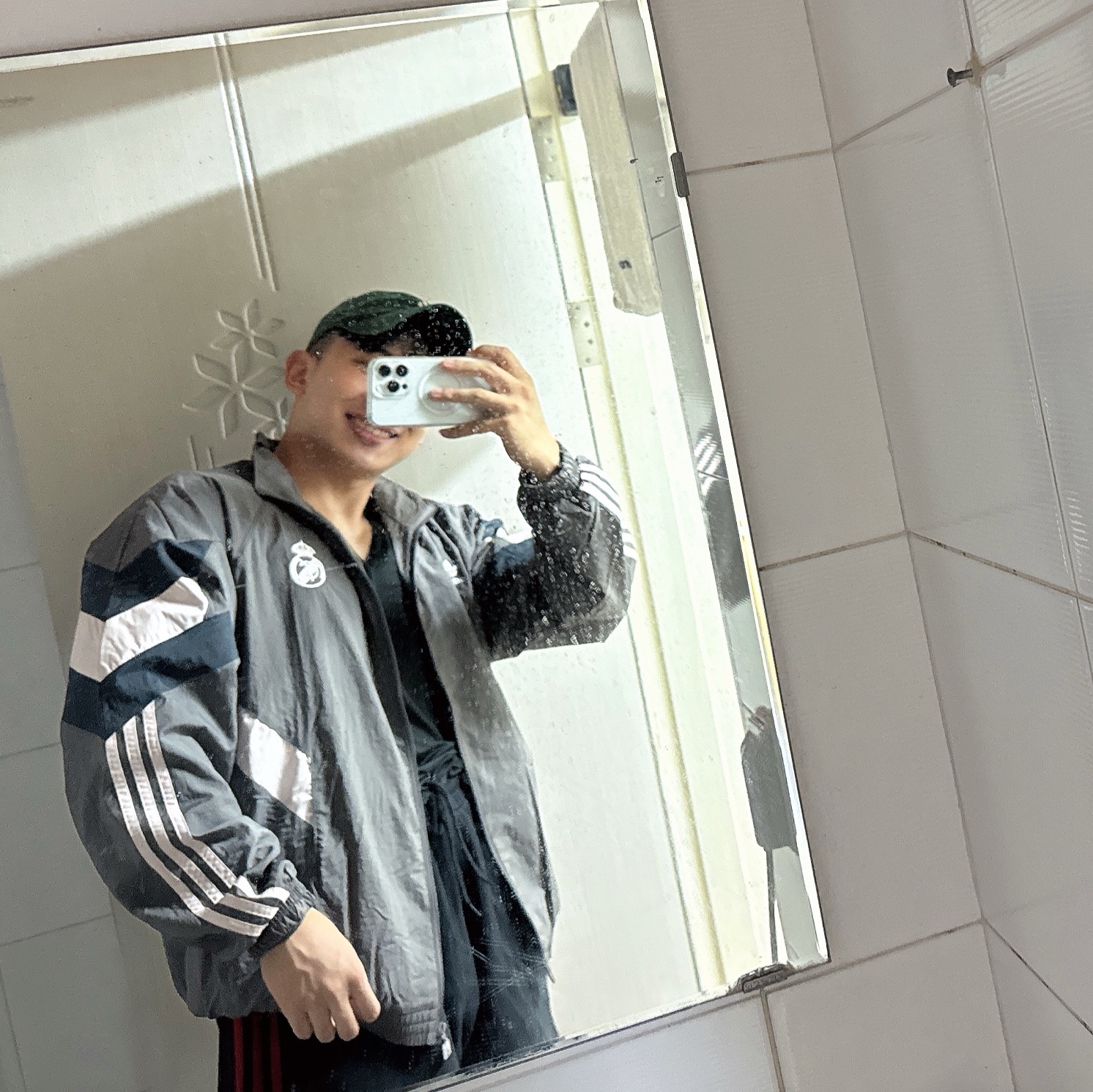 Adidas Real Madrid Originals Track Top Charcoal Grey - KR Sizing, Adidas Real Madrid Originals Track Top Charcoal Grey - US Sizing 착용 스타일 - 2