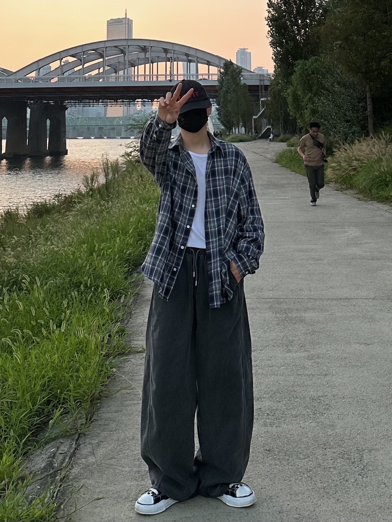 Maison Mihara Yasuhiro Peterson OG Sole Canvas Low Sneakers Black, Maison Mihara Yasuhiro Peterson23 OG Sole Canvas Low-top Sneakers Black 착용 스타일 - 3