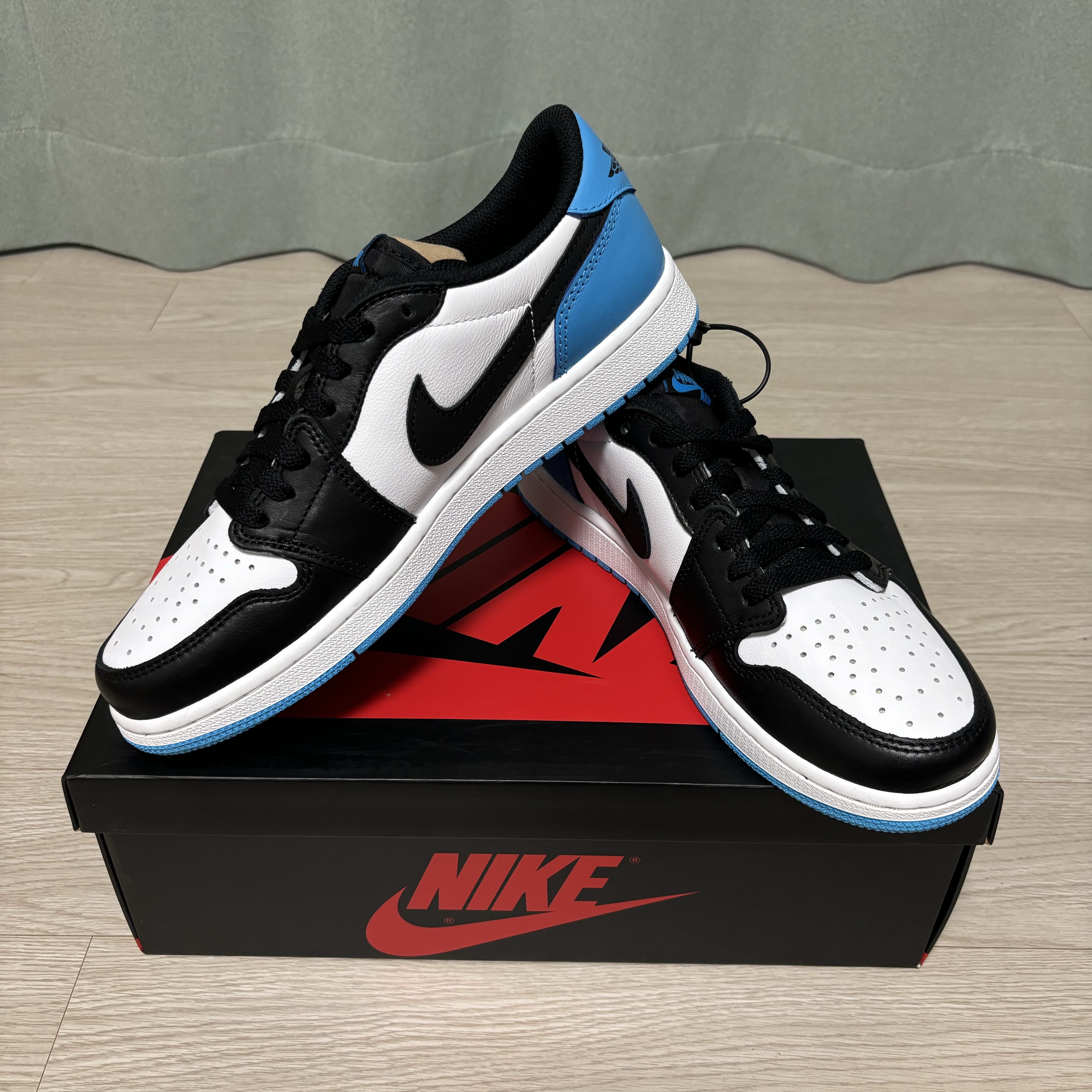 Jordan 1 Retro Low OG Black and Dark Powder Blue 착용 스타일 - 2
