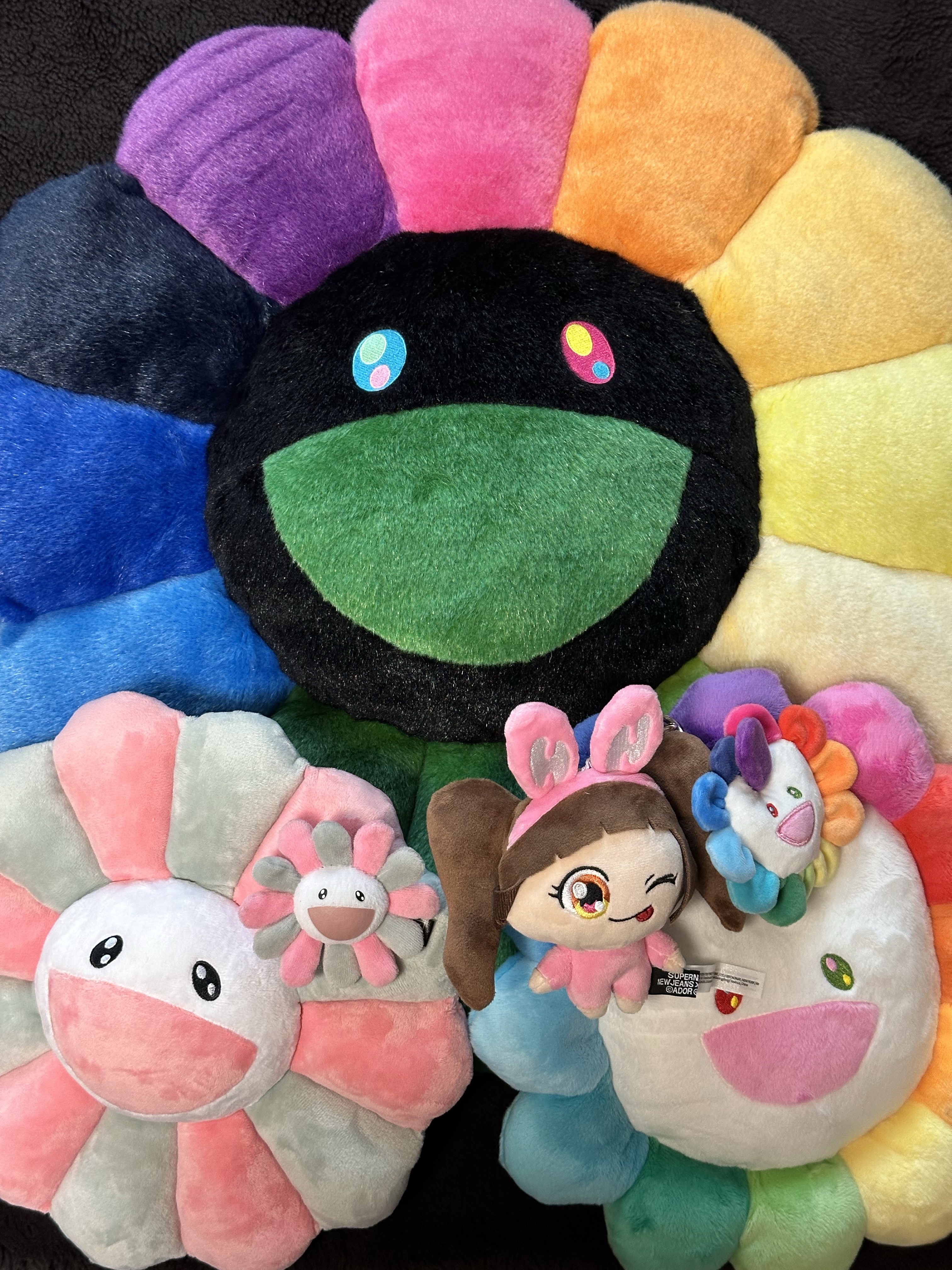 Kaikai Kiki Flower Cushion 60cm Rainbow & Black, Kaikai Kiki x Blackpink Flower Pillow 30cm Pink Grey 착용 스타일