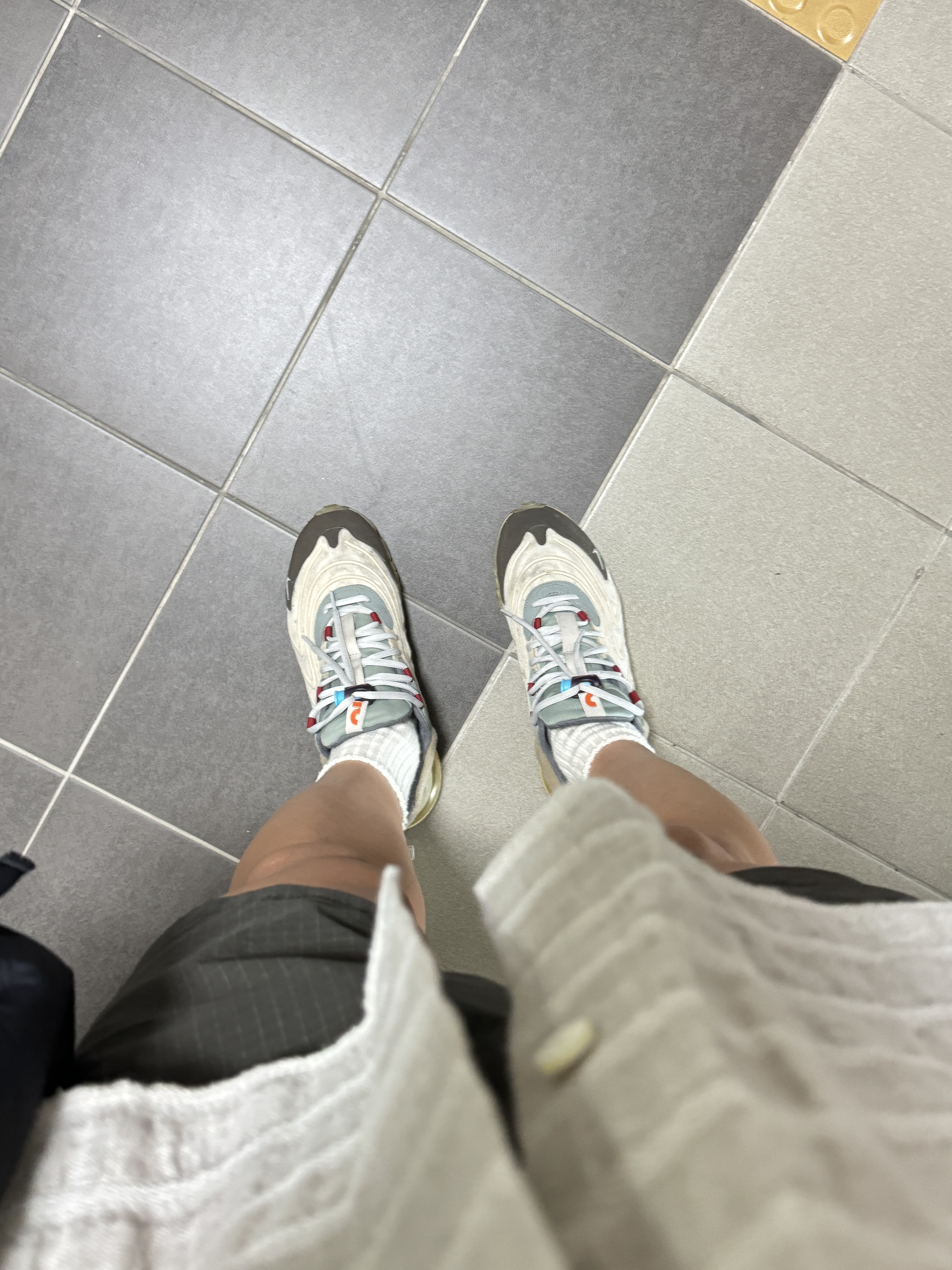 Nike x Travis Scott Air Max 270 React Cactus Trails, Stussy Stock Washed Bucket Hat Black 착용 스타일 - 3