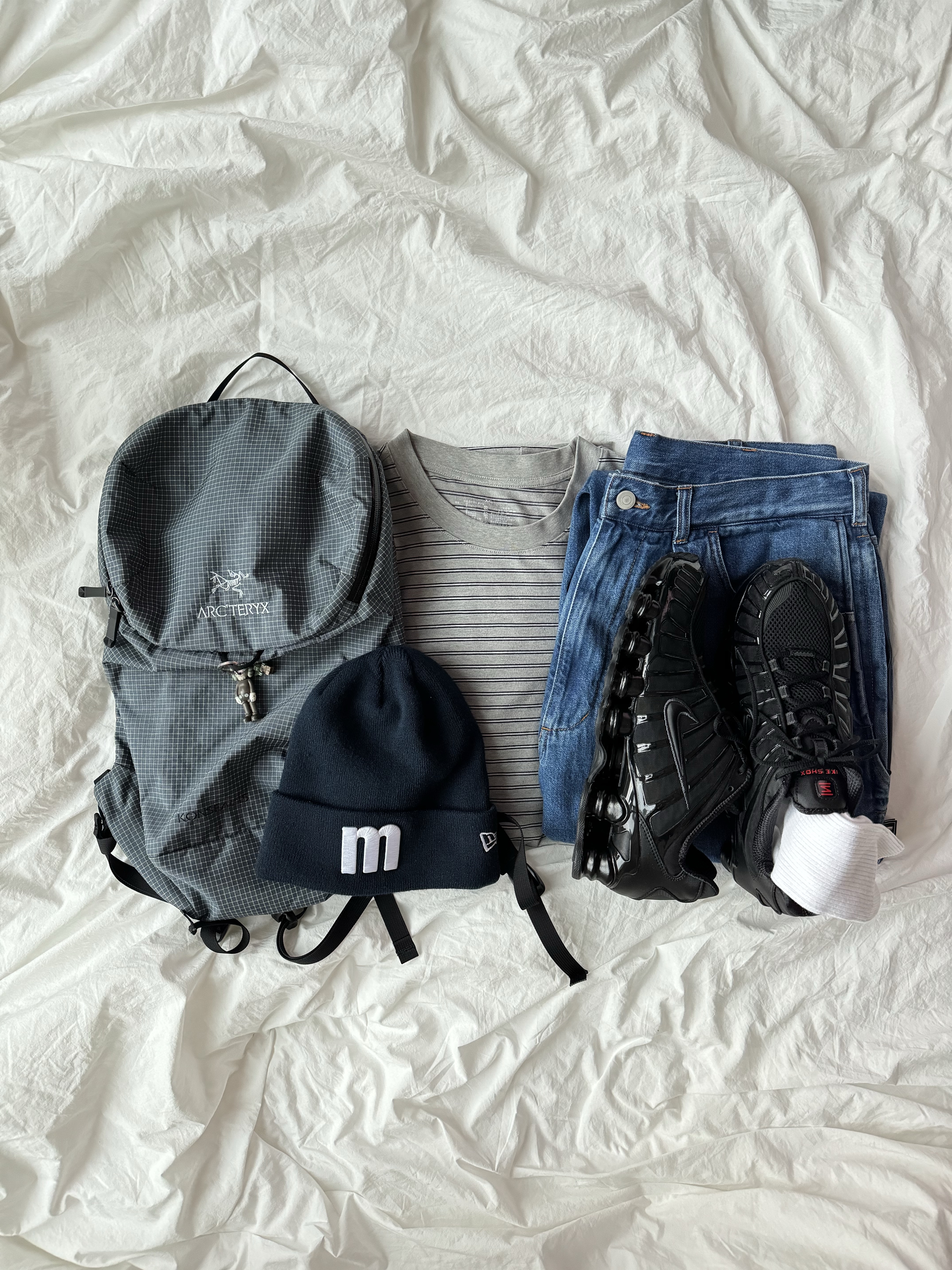 Arc'teryx Konseal 15 Backpack Neptune, (W) Nike Shox TL Black and Max Orange 착용 스타일 - 2