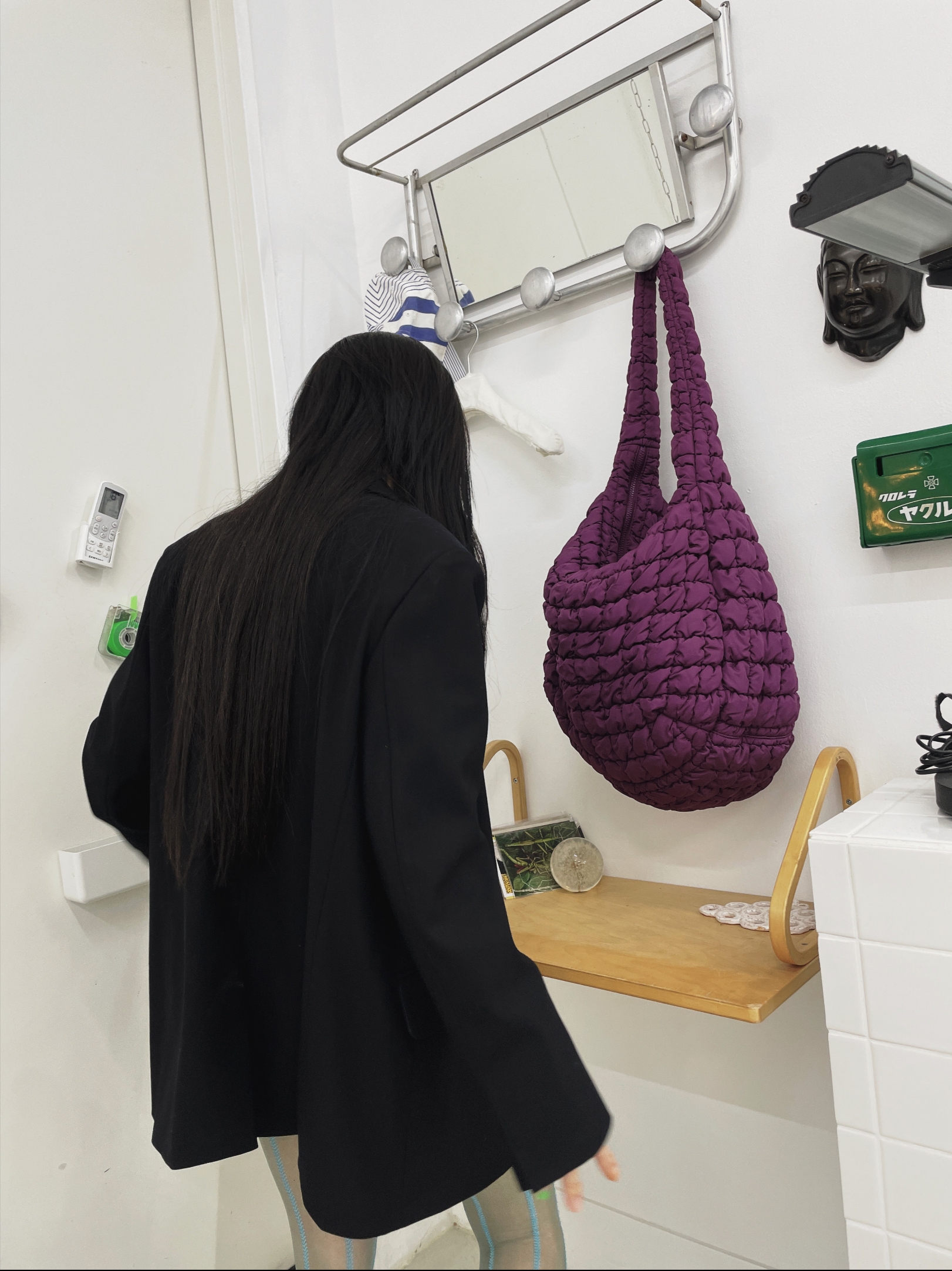 Mischief Drawstring Duffle Bag Light Melange Grey, COS Quilted Oversized Shoulder Bag Burgundy 착용 스타일 - 3