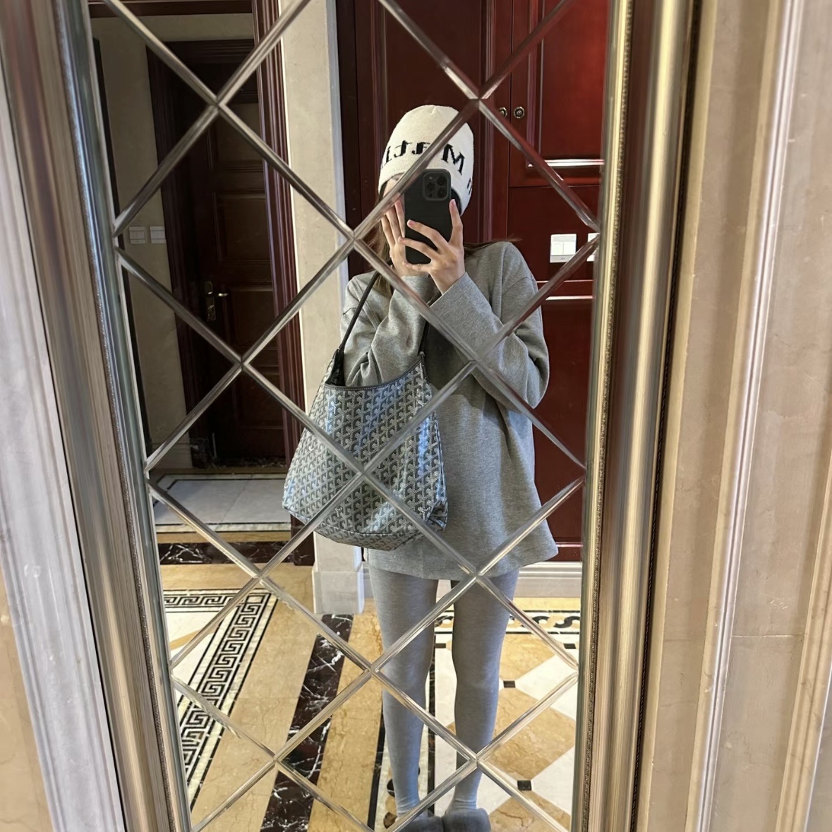 Goyard Boheme Hobo PM Bag Grey 착용 스타일 - 1