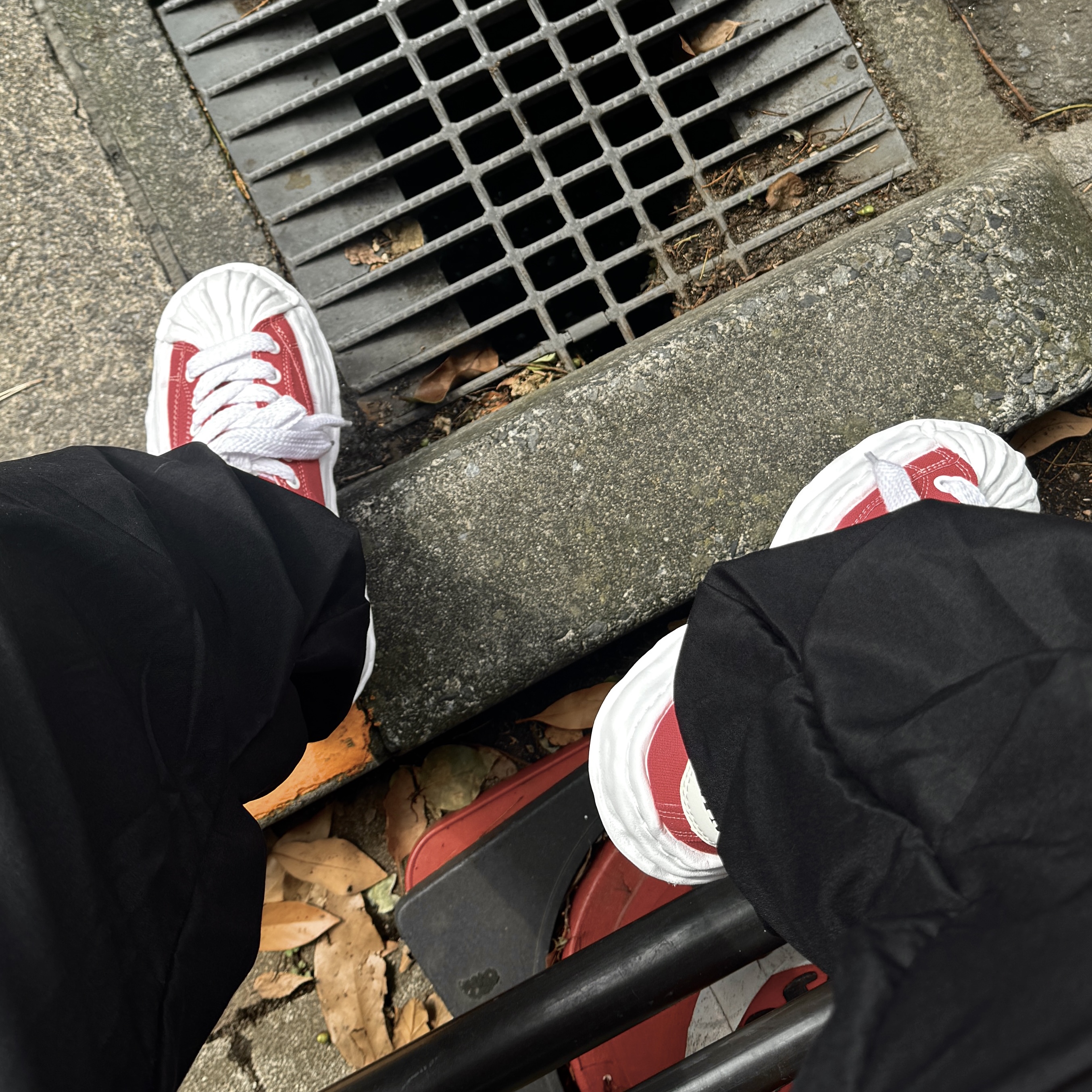 Maison Mihara Yasuhiro Blakey OG Sole Canvas Low-top Sneakers Red White, Maison Margiela Four Stitches Chain Flap Wallet Black 착용 스타일 - 2