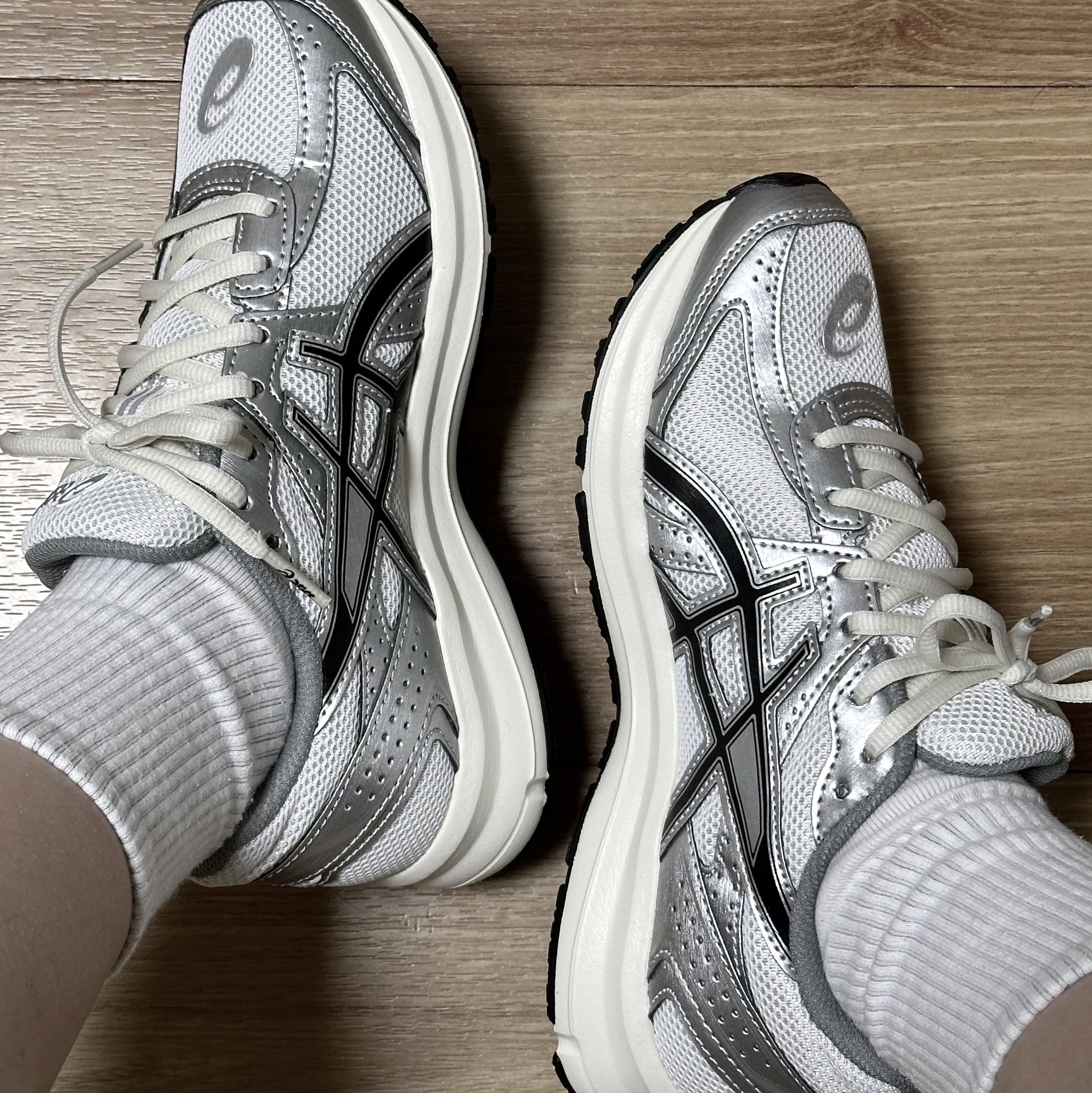 Asics Jog 100 S White Black - 2E Wide 착용 스타일 - 2