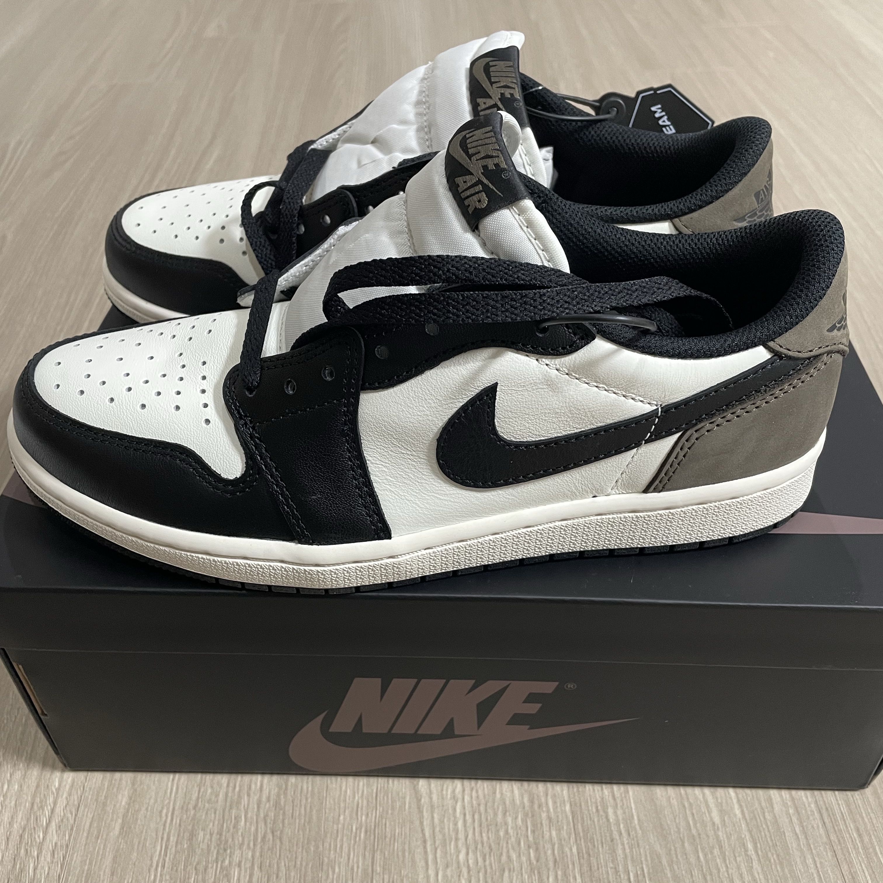 Jordan 1 Retro Low OG Mocha 착용 스타일 - 1
