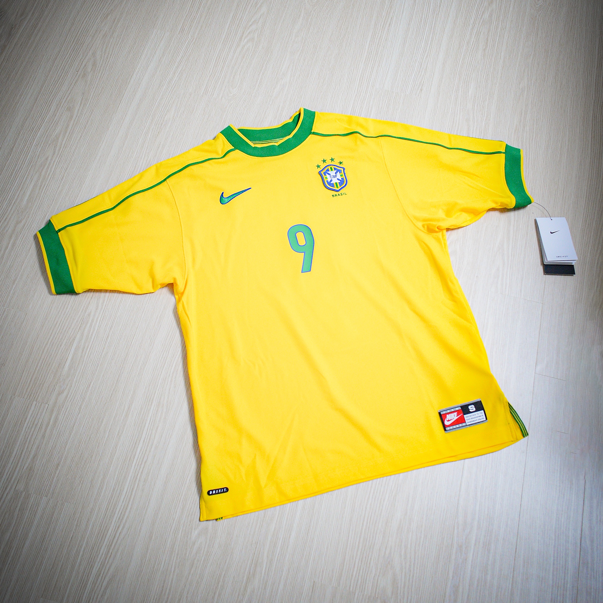 Nike Brazil 1998 Reissue Soccer Replica Jersey Varsity Maize Ronaldo (Marking Ver.) 착용 스타일 - 1