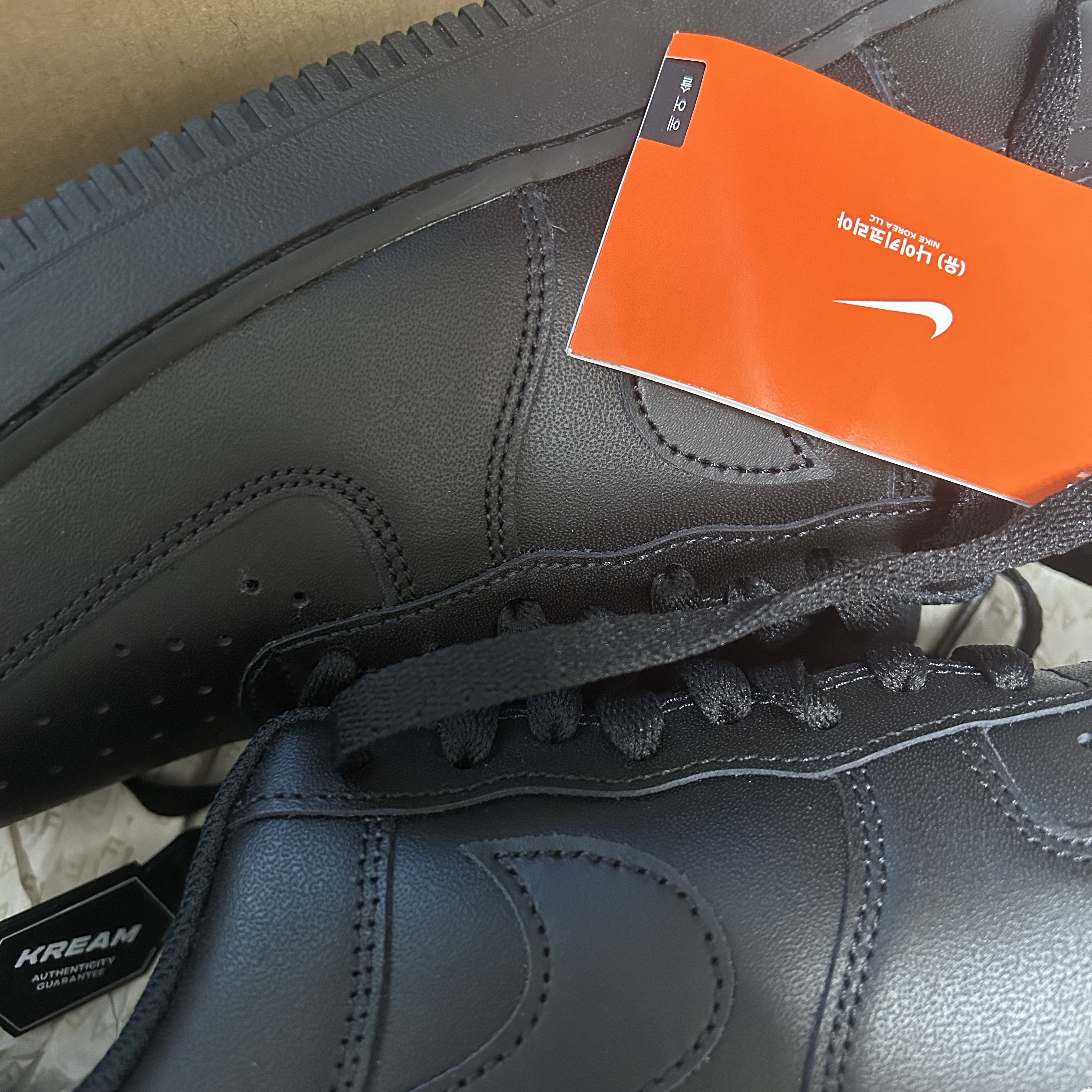 Nike Air Force 1 '07 Low Triple Black 착용 스타일