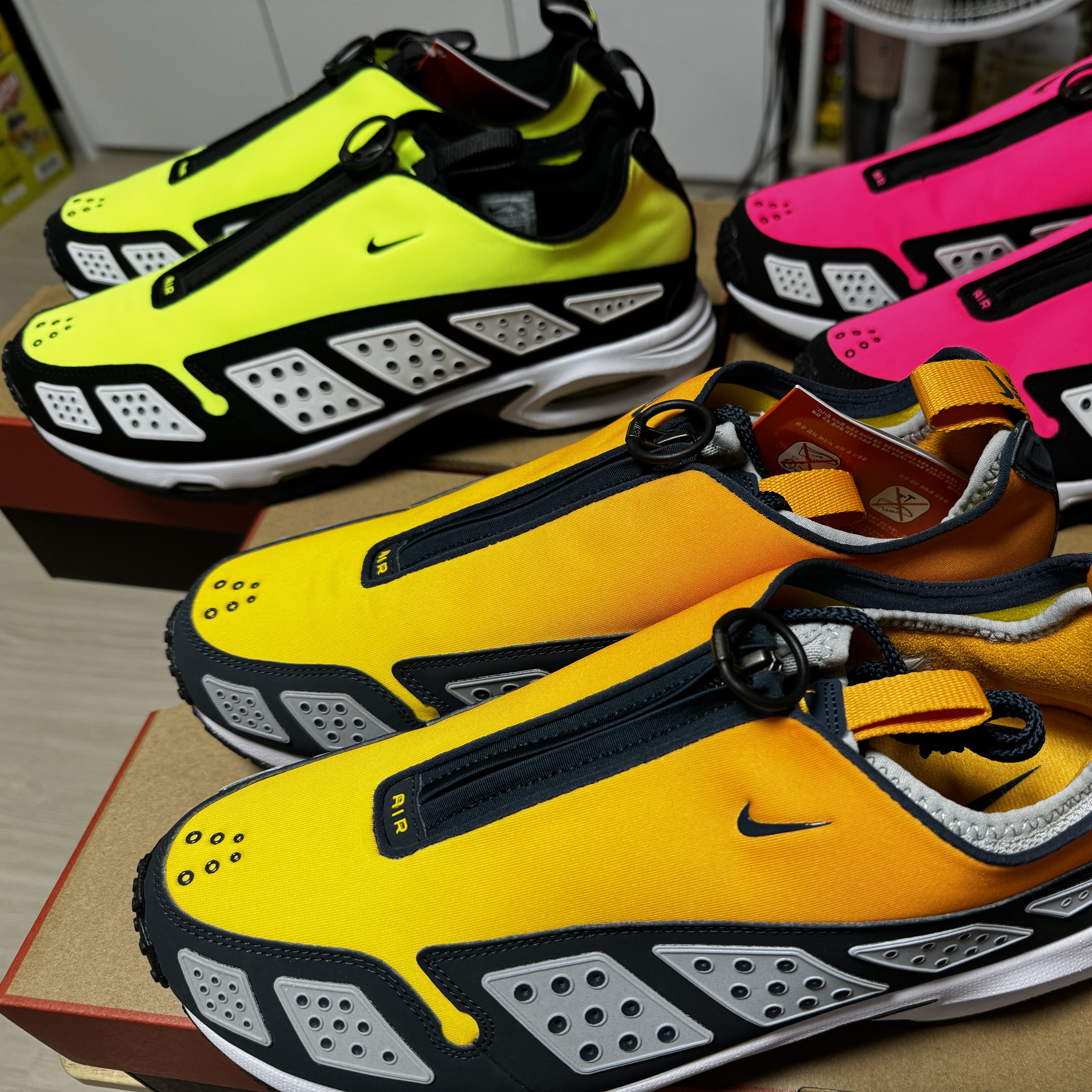 (W) Nike Air Max SNDR Hyper Pink and Black, (W) Nike Air Max SNDR Canyon Gold and Deep Ocean 착용 스타일 - 1