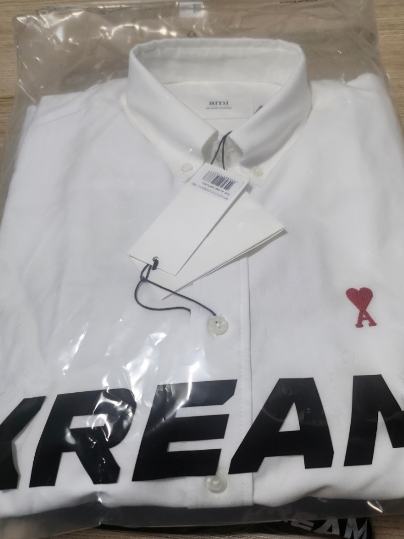 Our Legacy Sonar Roundneck Candyfloss Cherry Acrylic, AMI de Coeur Oxford Button Down Shirt Natural White 착용 스타일 - 2
