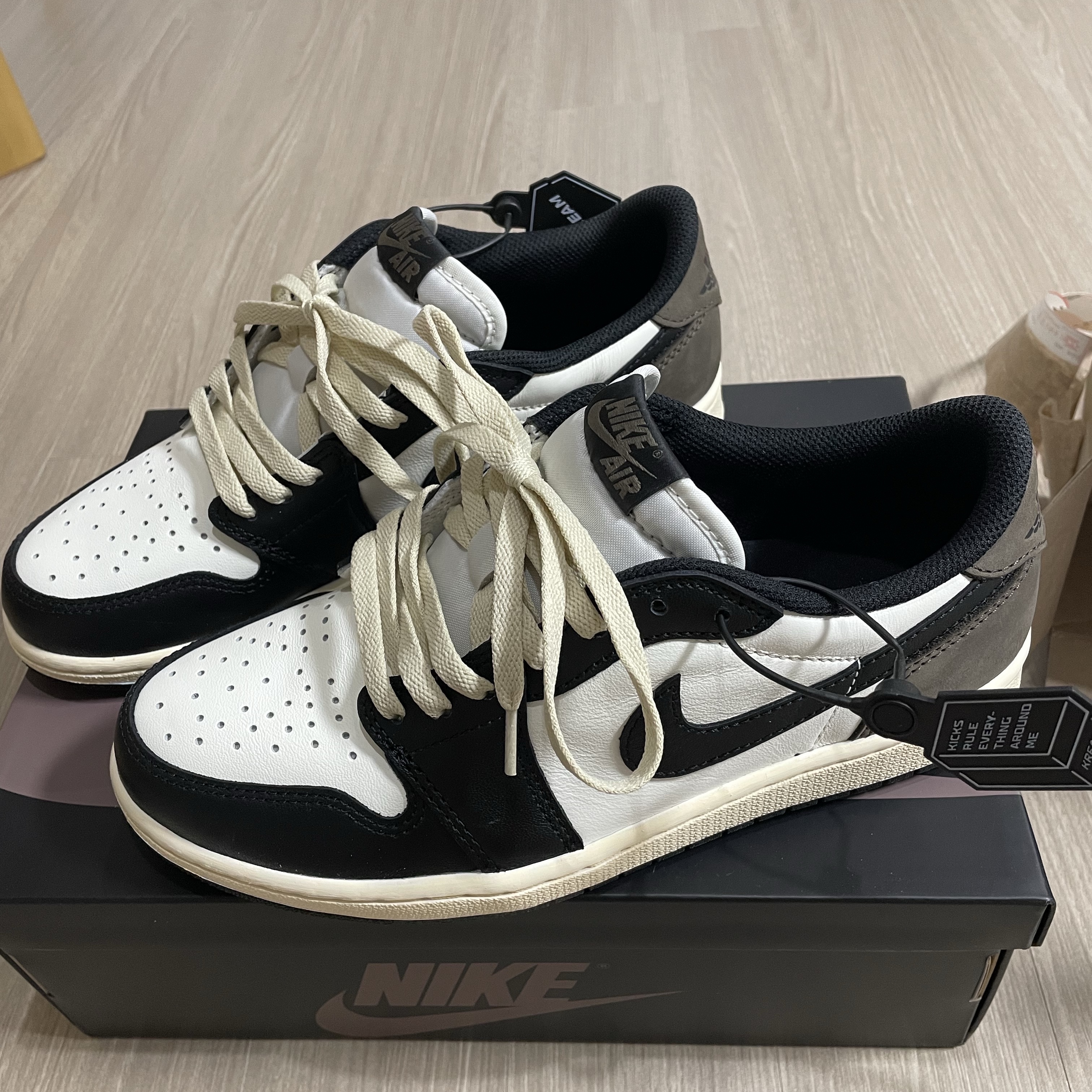 Jordan 1 Retro Low OG Mocha 착용 스타일 - 2