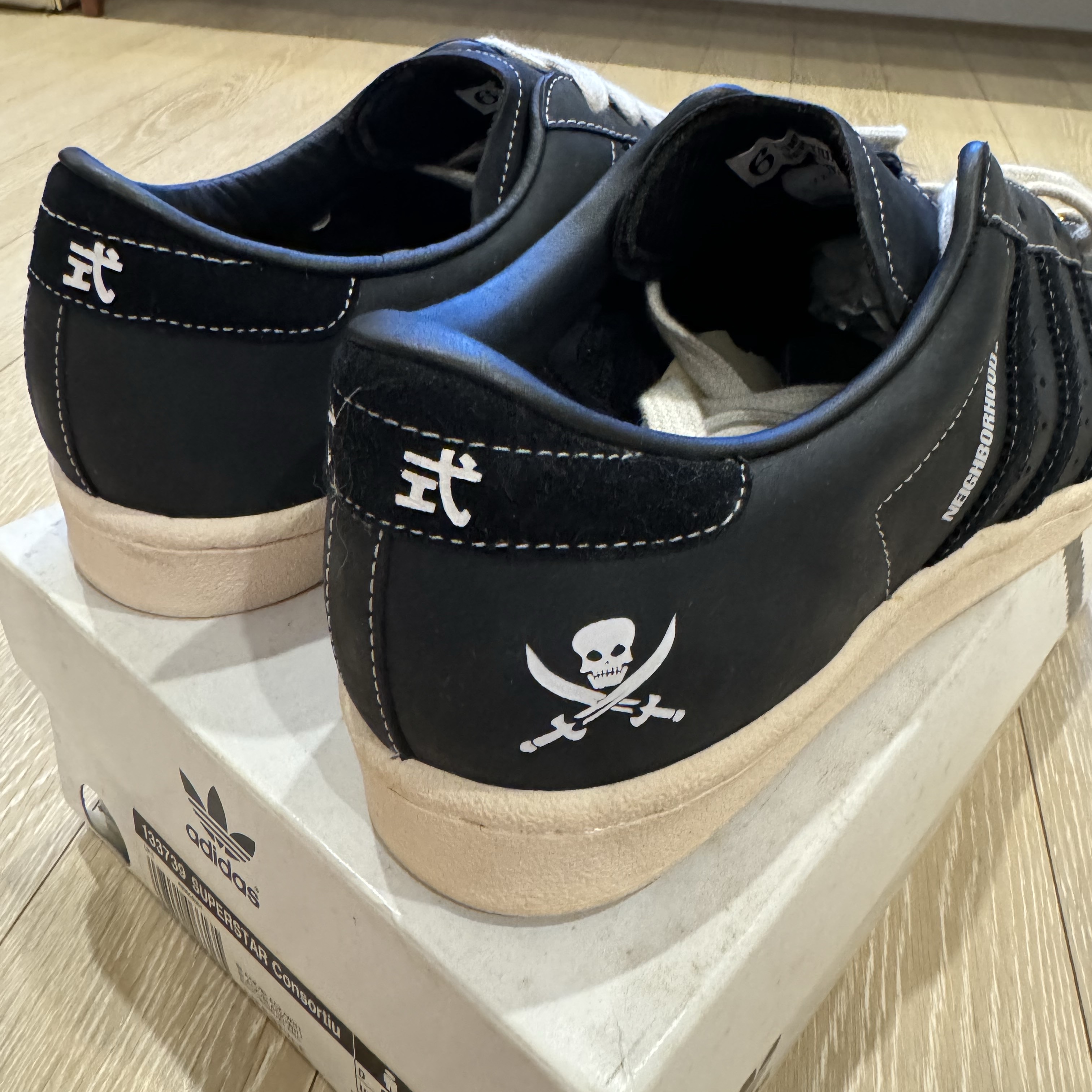 Adidas x Neighborhood Superstar N 2005 Core Black Cloud White 착용 스타일 - 4