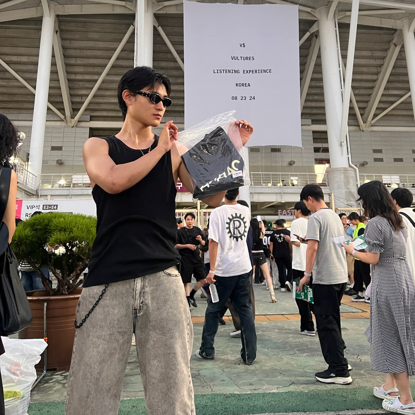 Gentle Monster x Maison Margiela MM107 Black Black, Yeezy x Gosha Rubchinskiy YZY Jersey Black 착용 스타일